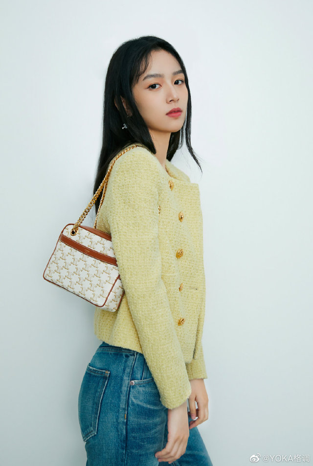 VIP GIFT 】หนังแท้ CELINE SMALL PATAPANS IN TRIOMPHE CANVAS AND CALFSKIN ดีไซน์สวยหรูฮิตสุดในเกาหลี! หนังสวยอยู่ทรง เปิดปิดด้วยซิปแบรนด์สีทอง ภายในโล่งกว้างและจุสามารถใส่มือถือ กระเป๋าสตางค์ ของใช้ได้เยอะ สายสะพายโซ่อะไหล่ทองหรูเลื่อนได้จะใช้สายคู่สะพายไหบ