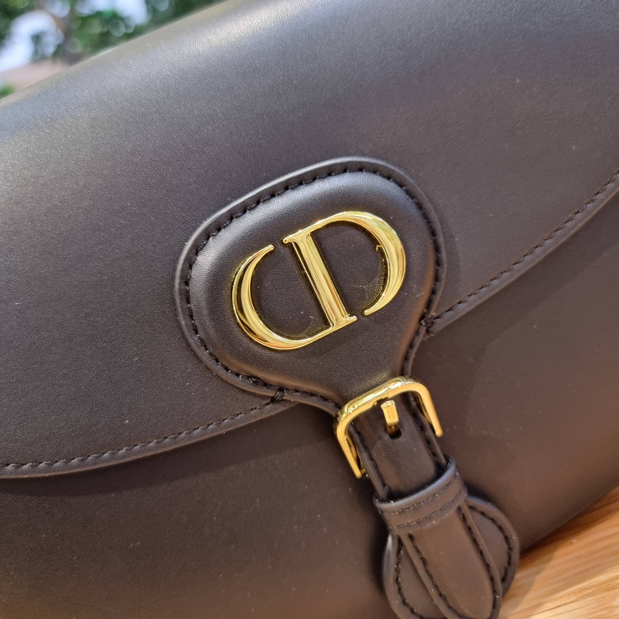 DIOR CD MEDIUM BOBBY BAG กระเป๋าสะพายข้างพรีเมี่ยมกิ๊ฟทรงสวย ดีไซน์ย้อนยุค เป็นเอกลักษณ์ไม่เหมือนใคร เปิด-ปิดด้วยกระดุมแม่เหล็ก ใช้งานง่าย อะไหล่ทองดูหรู ภายในเป็นช่องโล่ง มาพร้อมสายสะพาย crossbody ถอดออกได้ ปรับได้ จะถือเป็นคลัทช์ออกงานก็ได้ สะพายไปทำงาน