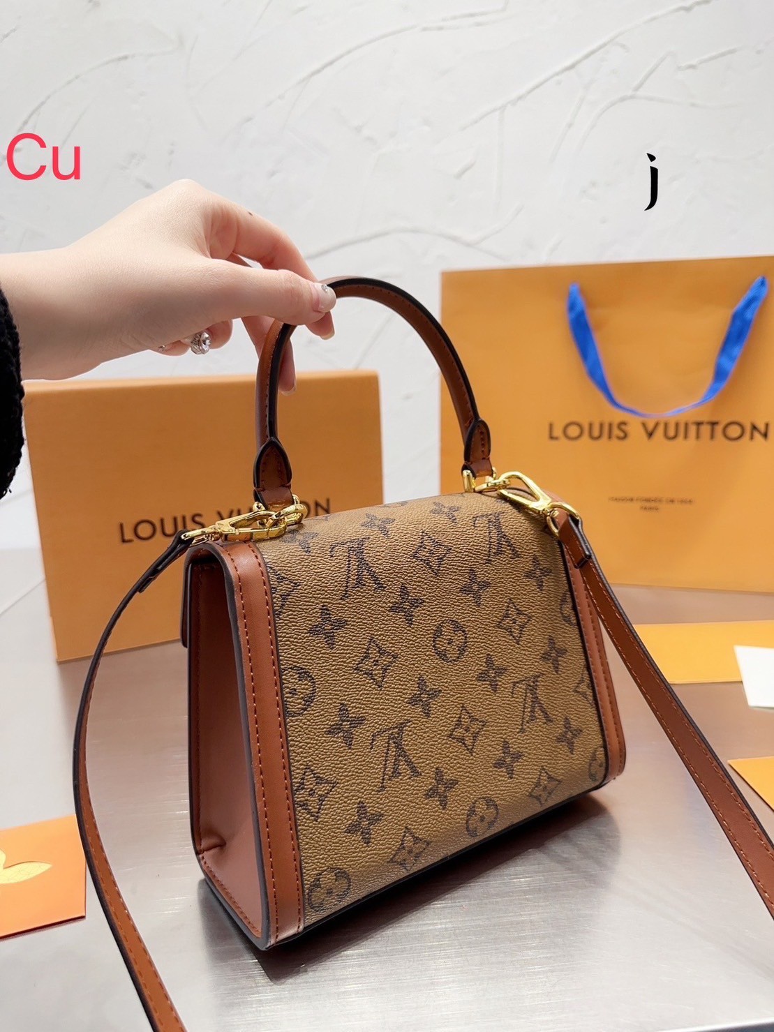 LV Dauphine Capitale Bag / LV HandBag กระเป๋าสะพายข้าง พร้อมหูจับในตัวใช้งานว่าย พิมพ์ลายโมโนแกรมสุดหรูจากแบรนด์ดัง ภายในจุของได้เยอะ ขนาดกำลังสวย ใช้เป็น every look ได้เลยค่ะ ใบนี้คือสวยหรู คุ้มสุดๆไม่ควรพลาดเลยค่า