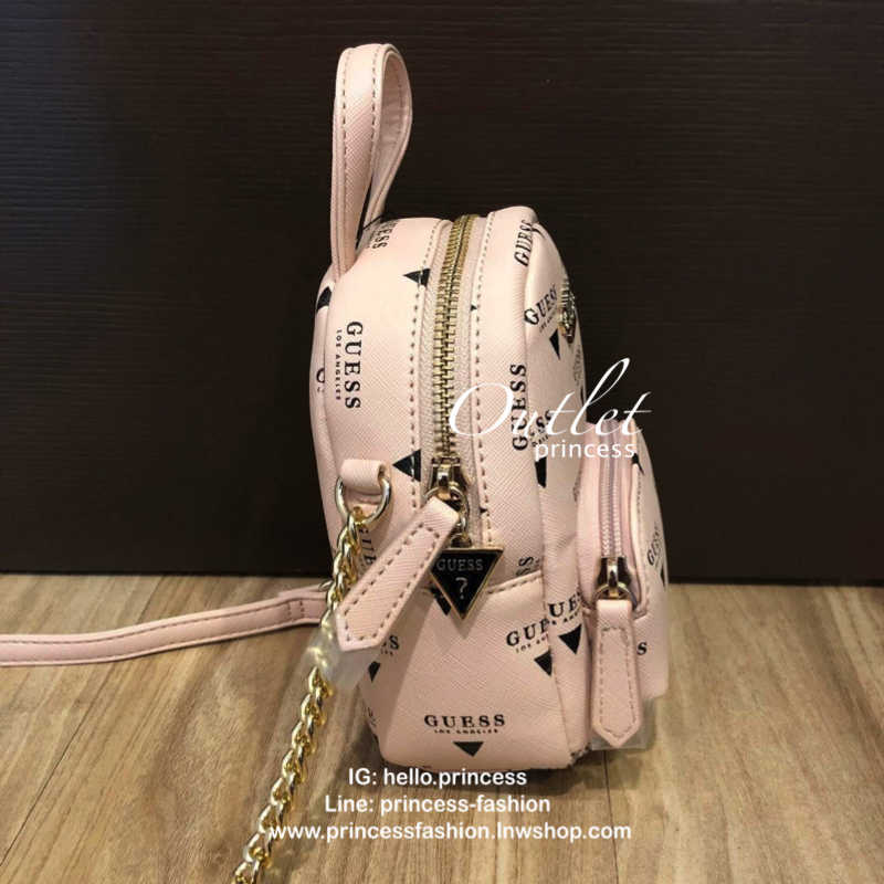 GUESS Factory Women's Evan Mini Crossbody กระเป๋าสะพายใบเล็กสุดน่ารักจาก guess มาแล้วค่า ไอเท็มสุดน่ารัก วัสดุทำจาก pu สกรีนลาย เย็บลายตาราง และ ปั้มลายซิกเนเจอร์ สุดน่ารัก ด้านหน้ามีโลโก้ มีพวงกุญแจสวยเก๋ สายสะพายมีสายโซ่สลับหนังปรับได้ 5 ระดับ ด้าน