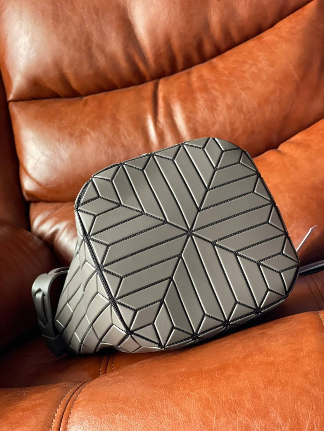 Large : Baobao Issey Miyake Large Bucket กระเป๋าบัคเก็ตขนาดใหญ่สามารถใช้ใส่ร่มพับได้หรือขวดน้ำขนาดเล็กได้ ซีรีย์ใหม่นี้มีจุดเด่นที่แผ่นรูปทรงสี่เหลี่ยมด้านขนานในแนวตั้ง เกิดเป็นรูปทรงสามมิติซึ่งแตกต่างไปจากรูปทรงที่เกิดขึ้นจากแผ่นสามเหลี่ยม หูหิ้วสามารถขย