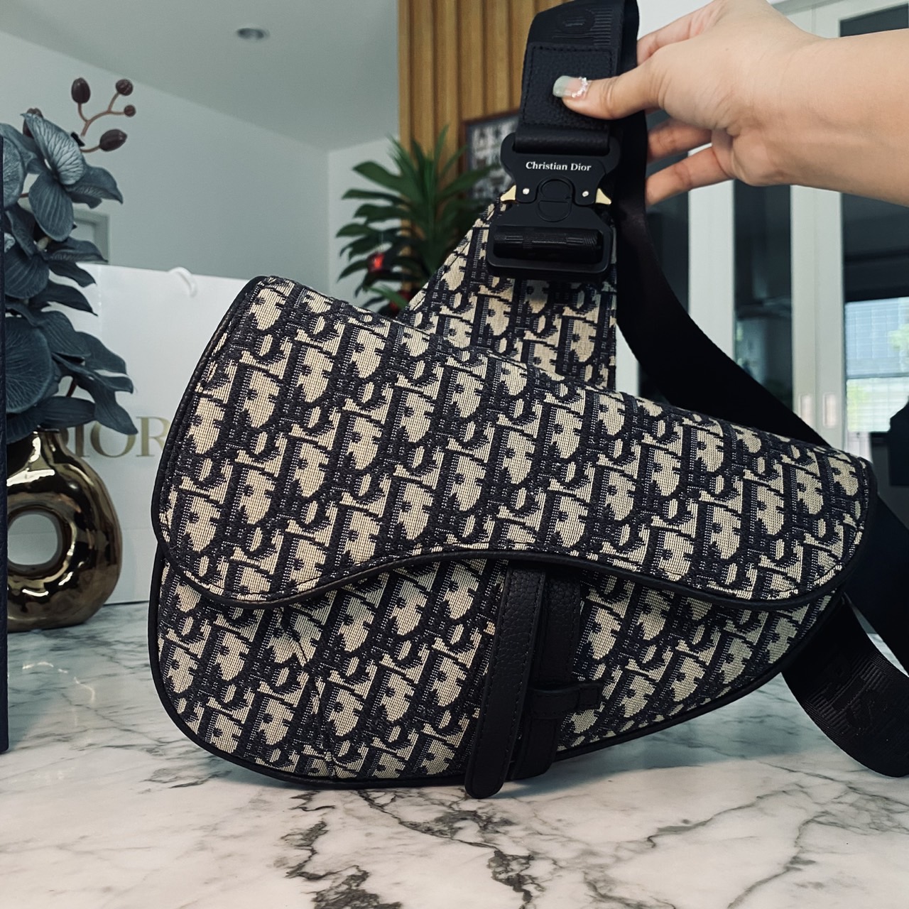 DIOR Saddle bag Oblique jacquard fabric in beige and black กระเป๋าคาดอกดิออร์ รุ่นยอดนิยมที่หนุ่มๆ ใช้งานได้แบบคุ้มๆ ดีไซส์สวยคมเรียบหรูตามแบบฉบับแบรนด์