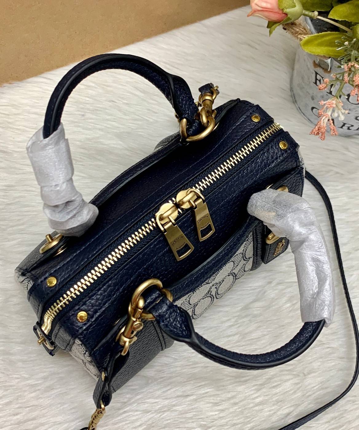 COACH LARK BAG 19 IN SIGNATURE JACQUARD พร้อมส่งที่ไทย สวยก่อนใครแน่นอนค่ะ กระเป๋าสะพายข้าง//ครอสบอดี้ร์ วัสดุหนังแท้+Jacqurd ได้ลงตัวสวยงามมากๆค่ะ มีช่องใส่ของจุกจิกทั้งด้านหน้าและหลัง ;เปิดปิดกระเป๋าแบบซิปคู่ ภายในสามารถใส่กระเป๋าเงินใบกลางได้;มือถือได้