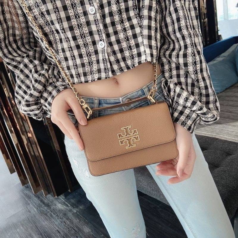 TORY BURCH BRITTEN MINI TOP HANDLE BAG พร้อมส่งที่ไทย กระเป๋าสะพาย Crossbody วัสดุหนังวัวแท้ การออกแบบเรียบง่าย ยังคงความหรูหราเอาไว้ มาพร้อมสายยาวโซ่อะไหล่ทองสลับหนัง ถอดออกได้ ตอบสนองการใช้งานได้ดี มีหูหิ้วด้านบนสามารถใช้งานได้ในหลายโอกาสค่ะ