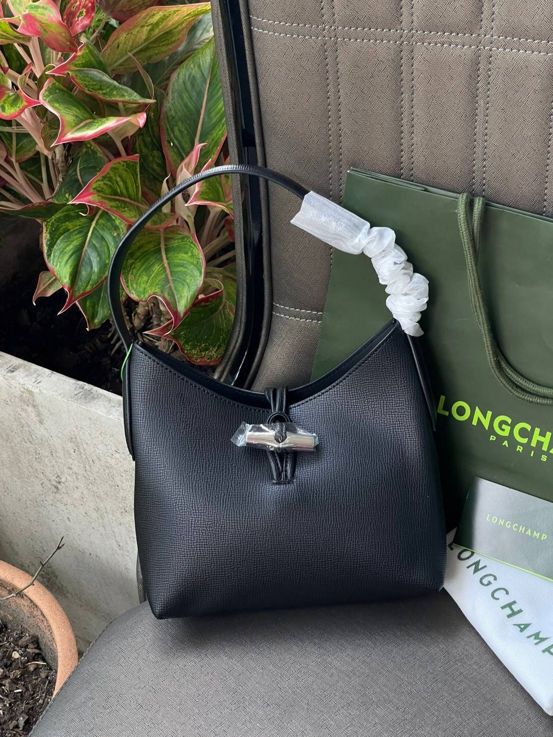 Longchamp ROSEAU Sac porté épaule XS กระเป๋าสะพายไหล่ซึ่งเป็นหนึ่งในแฟชั่นไอเทมที่สาว ๆ ส่วนใหญ่จะต้องมีไว้ใช้งานกันอย่างน้อยคนละหนึ่งใบแน่นอน ใช้งานสะดวก คล่องตัว ทั้งยังมีดีไซน์ให้เลือกหลากหลายตั้งแต่แบบหรูหรา น่ารักสดใส ไปจนถึงเรียบโก้ ให้คุณเลือกหยิบม
