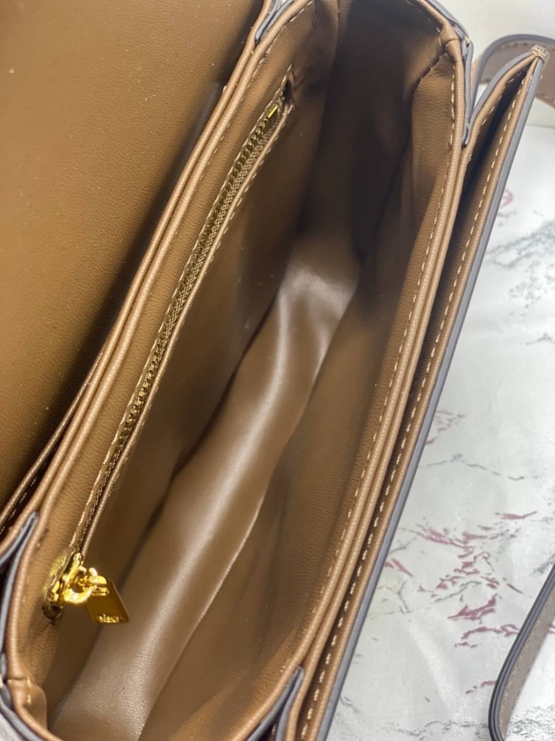 CELINE TRIOMPHE CROSSBODY BAG / CELINE TEEN ดีไซน์ยอดนิยมสไตล์ LISA ทรงสี่เหลี่ยมหนังสวยหรูอยู่ทรงเปิดปิดด้วยฝาปิดโลโก้แบรนด์อะไหล่ทอง ภายในมีช่องหลัก ช่องย่อย และช่องซิป สามารถใส่มือถือของใช้จุกจิกได้เยอะ มาพร้อมสายสะพายหนังยาวปรับระดับได้ จะสะพายไหล่ CR