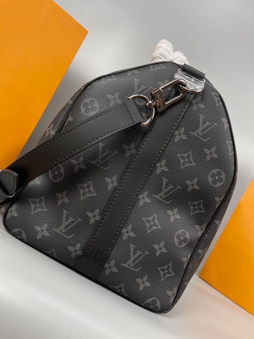 LV Keepall Bandoulière 45 Monogram Eclipse / Damier Graphite Canvas กระเป๋าเดินทางแบบดัฟเฟิล เป็นรุ่นที่เคียงข้างนักเดินทางรอบ สวยหรูโลกสง่างามตลอดกาล มีไว้ไม่มีเอาท์ เกรดท็อป ออริ เทียบแท้ 1:1 เกรดดีสุด