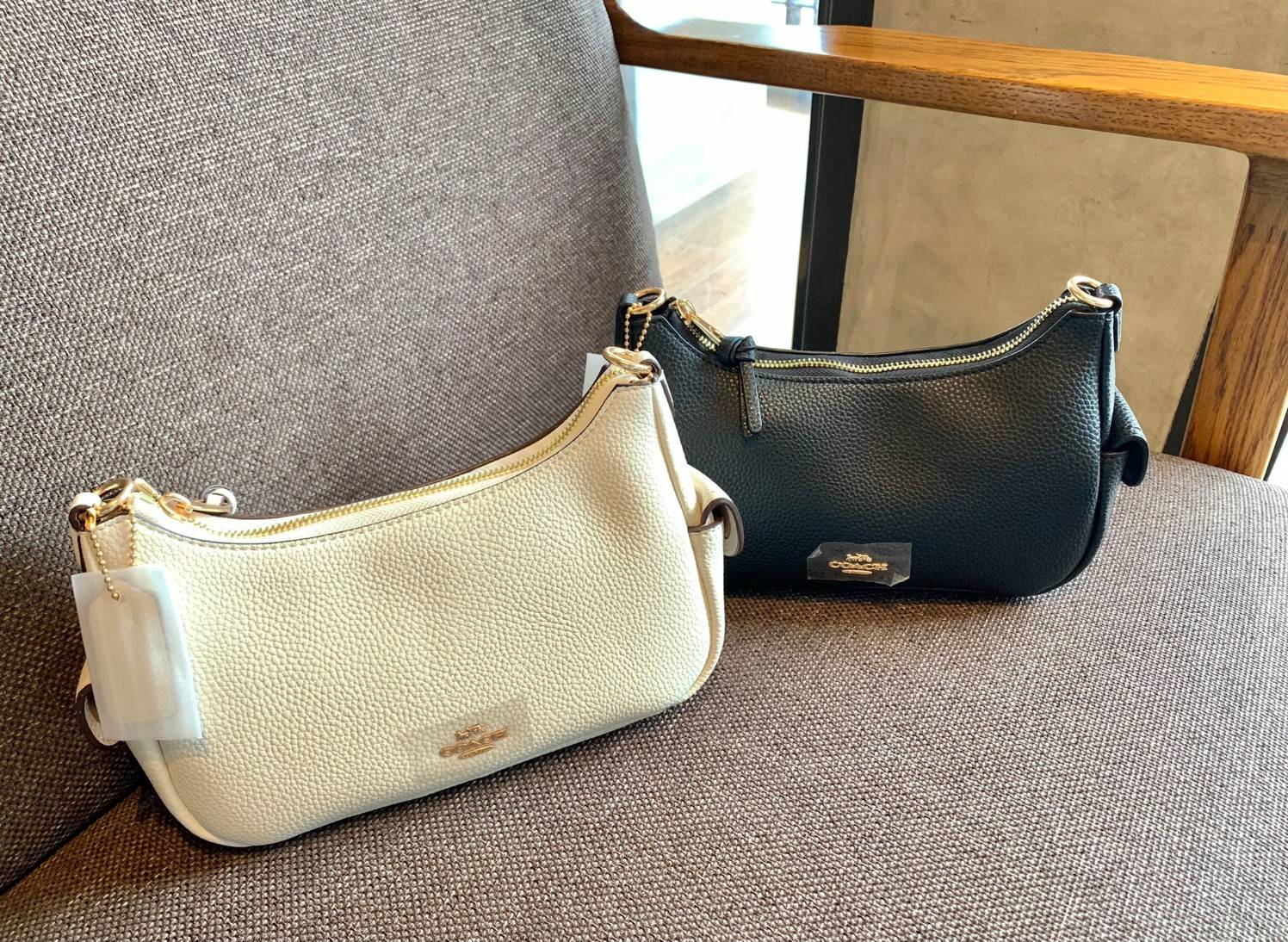 น้องออกใหม่ล่าสุดสวย หักใจไม่ลงเลยค่าา😘 COACH PENNIE SHOULDER BAG ((C7222)) พร้อมส่ง สีใหม่ล่าสุด ยังไม่มีในช๊อปไทยค่าา กระเป๋าหิ้ว//สะพายข้างได้ สุดคุ้ม! หนังแท้ชั้นดี ลายหนังสวย นิ่มมือดีมากๆค่ะ ปากกระเป๋าแบบซิปมีหนังห้อยเพิ่มความเก๋ ภายในกระเป๋