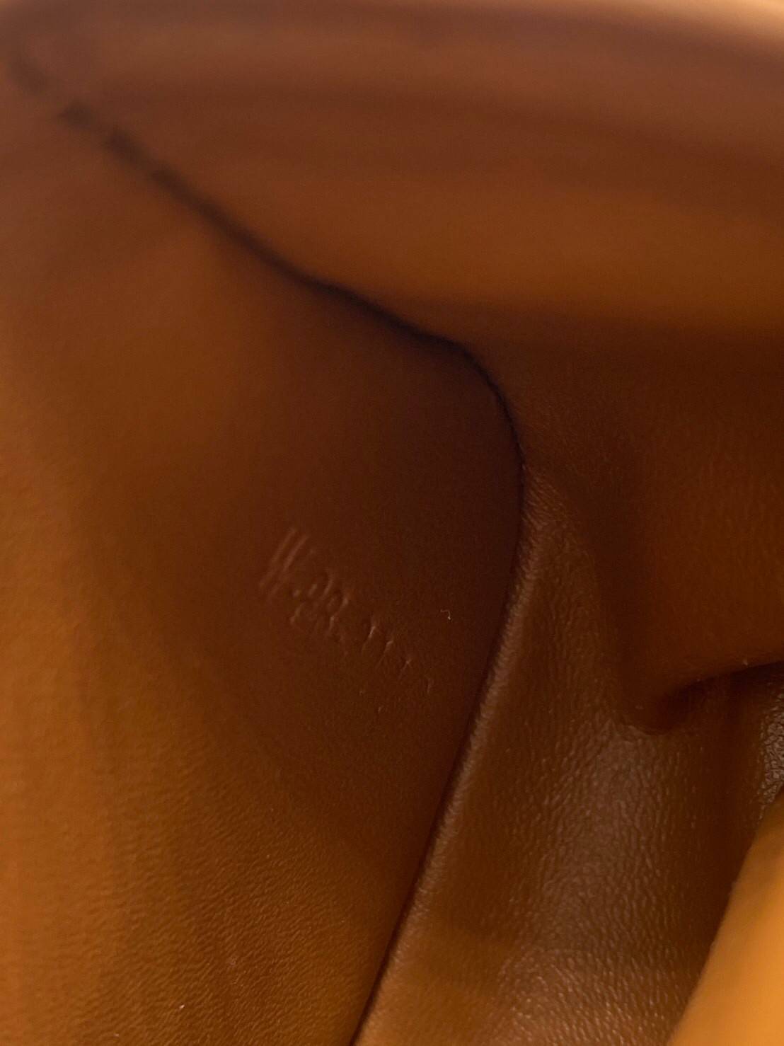 CELINE MINI TRIOMPHE IN TRIOMPHE Shiny calfskin เกรดออริจินอล กระเป๋ามินิทรงชิค ดีไซน์รูปกล่องสุดแสนมินิมอล สามารถสะพายแบบ Crossbody และยังเป็น Belt Bagได้อีกด้วย วัสดุแคนวาสลาย Triomphe แบบไม่มีตกยุค