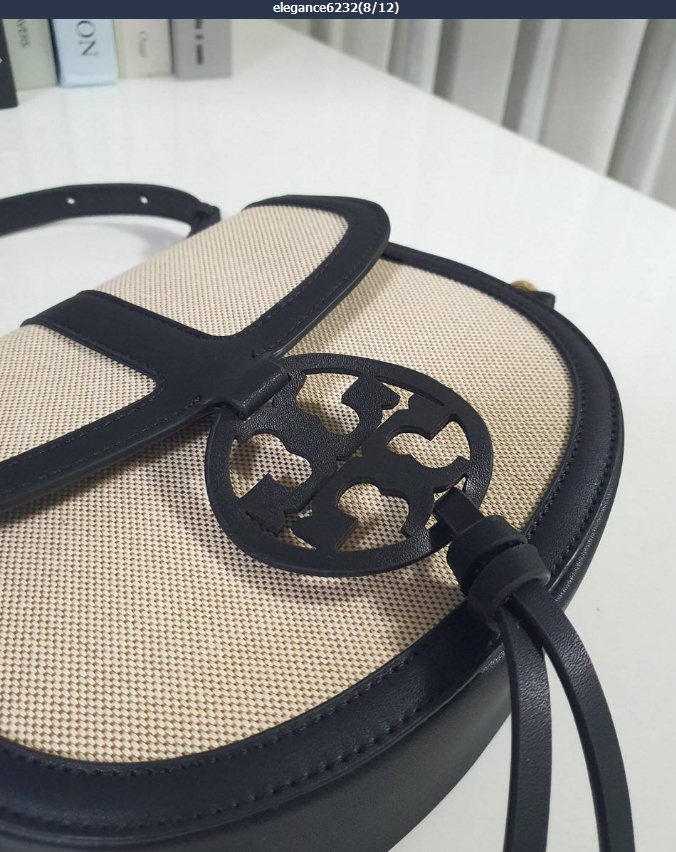 ของแท้ 💯% TORY BURCH CROSSBODY กระเป๋าสะพายข้าง ไซส์กำลังน่ารัก วัสดุทำจากผ้าCanvas ผสมหนัง ฝาพับเปิดปิดด้วยกระดุมแม่เหล็ก มีช่องใหญ่ เพิ่มช่องซิปยาว ใส่โทรศัพท์ สมุดบัญชีได้
