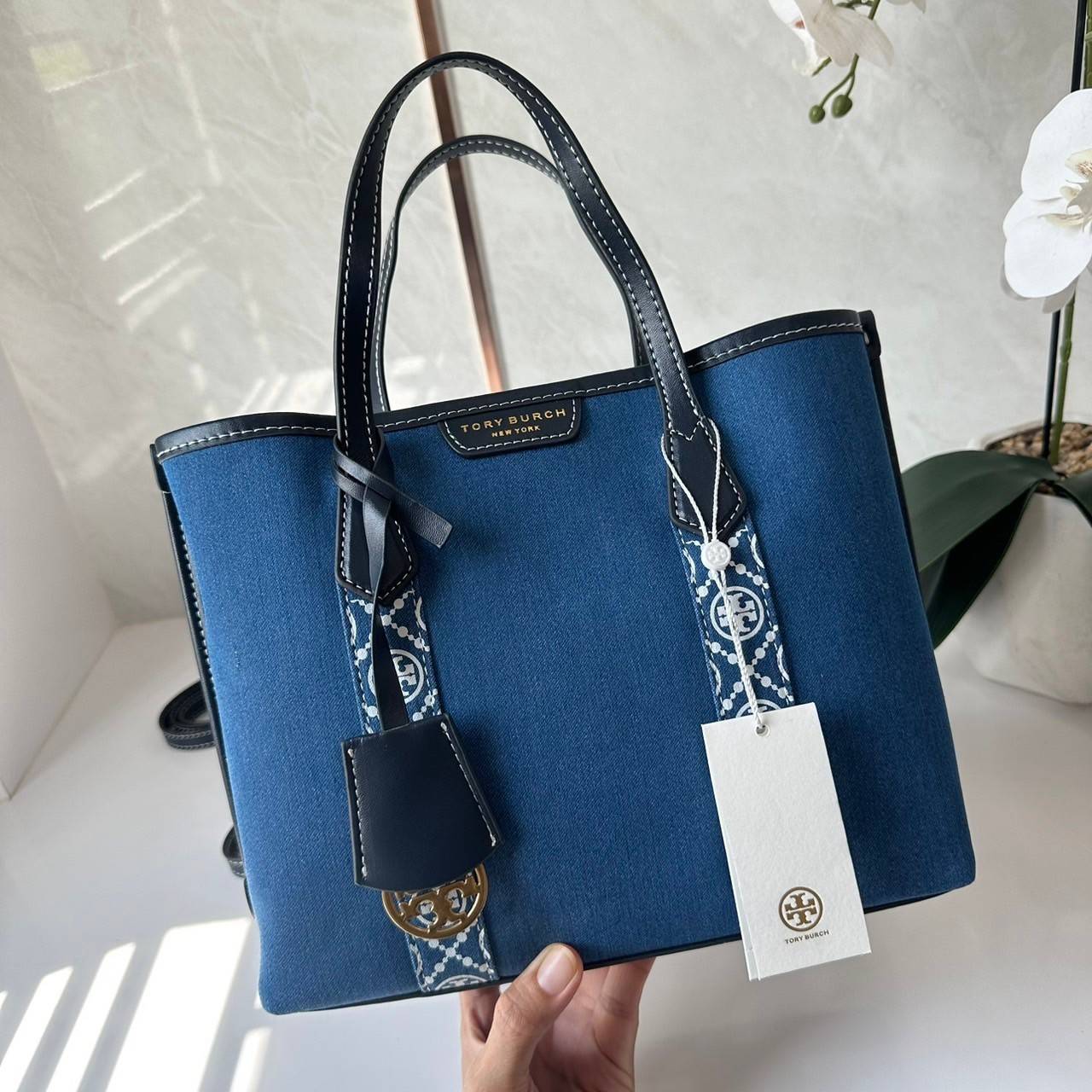 TORY BURCH PERRY DENIM TRIPLE-COMPARTMENT SMALL TOTE BAG กระเป๋าคล้องแขนและสะพายไหล่ทรงโท้ท คอลเลคชั่นใหม่ล่าสุด สวยหรู ลุคคุณนาย