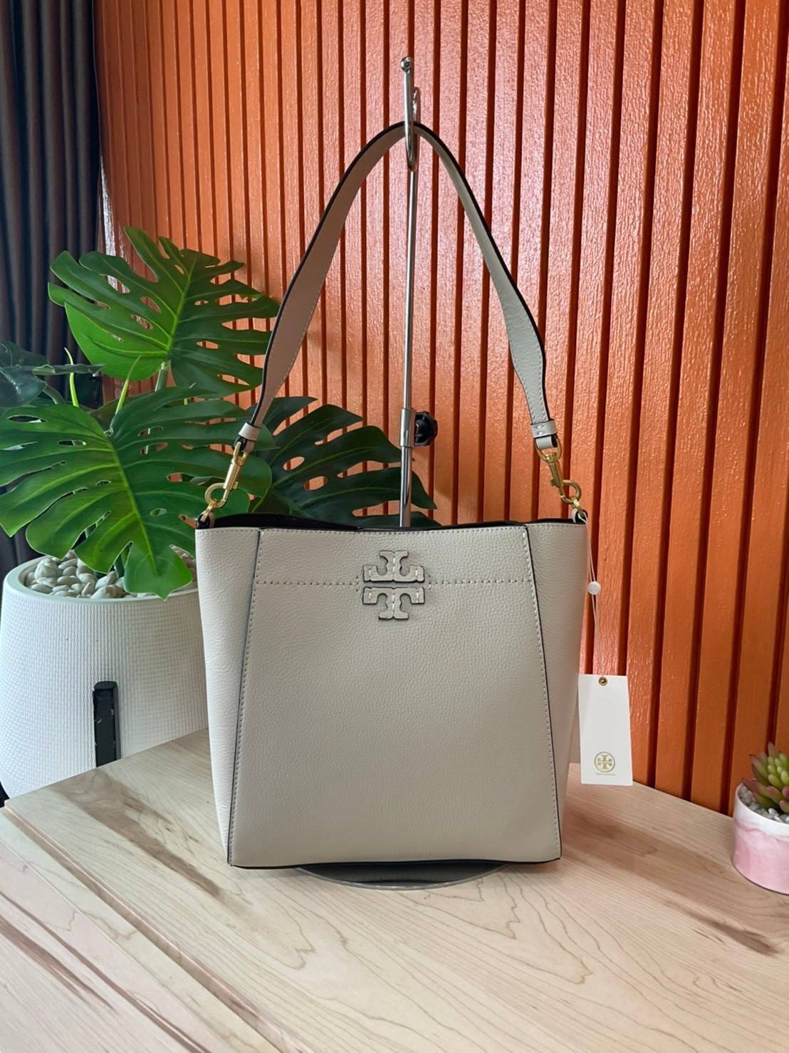 ของแท้ 💯% Tory Burch Mcgraw Hobo Bag TORY BURCH MCGRAW HOBO BAG รุ่น 51063 กระเป๋าสะพายไหล่ สะพายได้ 2 ทรง ทรงสวยไม่ตกเทรน ผลิตจากหนังแท้ หนังลูกวัว หนังนุ่ม หนังหอม น้ำหนักเบามากกก!! นิ่มสวยมากๆ