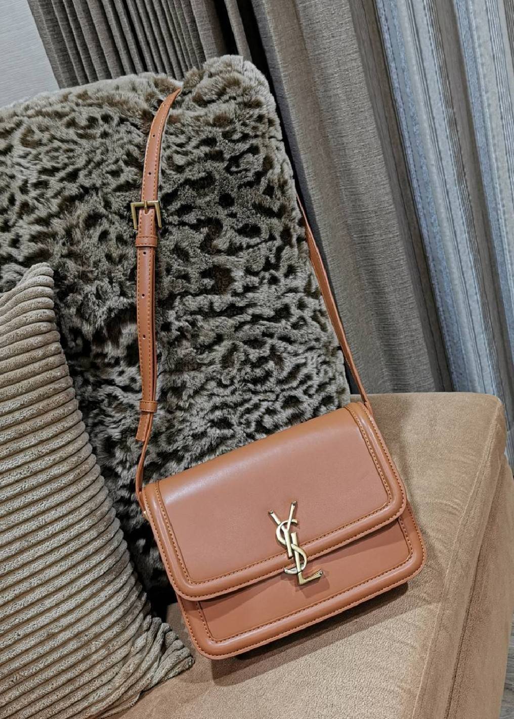 VIP 】YVES SAINT LAURENT BAG VIP GIFT WITH PURCHASE (GWP) Must Have! พร้อมส่งความสวย..items หายาก! พรีเมี่ยมกิ้ฟ Limited จาก YSL DUTY FREE COUNTER วัสดุหนังแท้ Calf skin ทรงสี่เหลี่ยมหนังสวยหรูอยู่ทรงเปิดปิดด้วยฝาปิดโลโก้แบรนด์อะไหล่ทอง ภายในโล่งมีLogo มีช