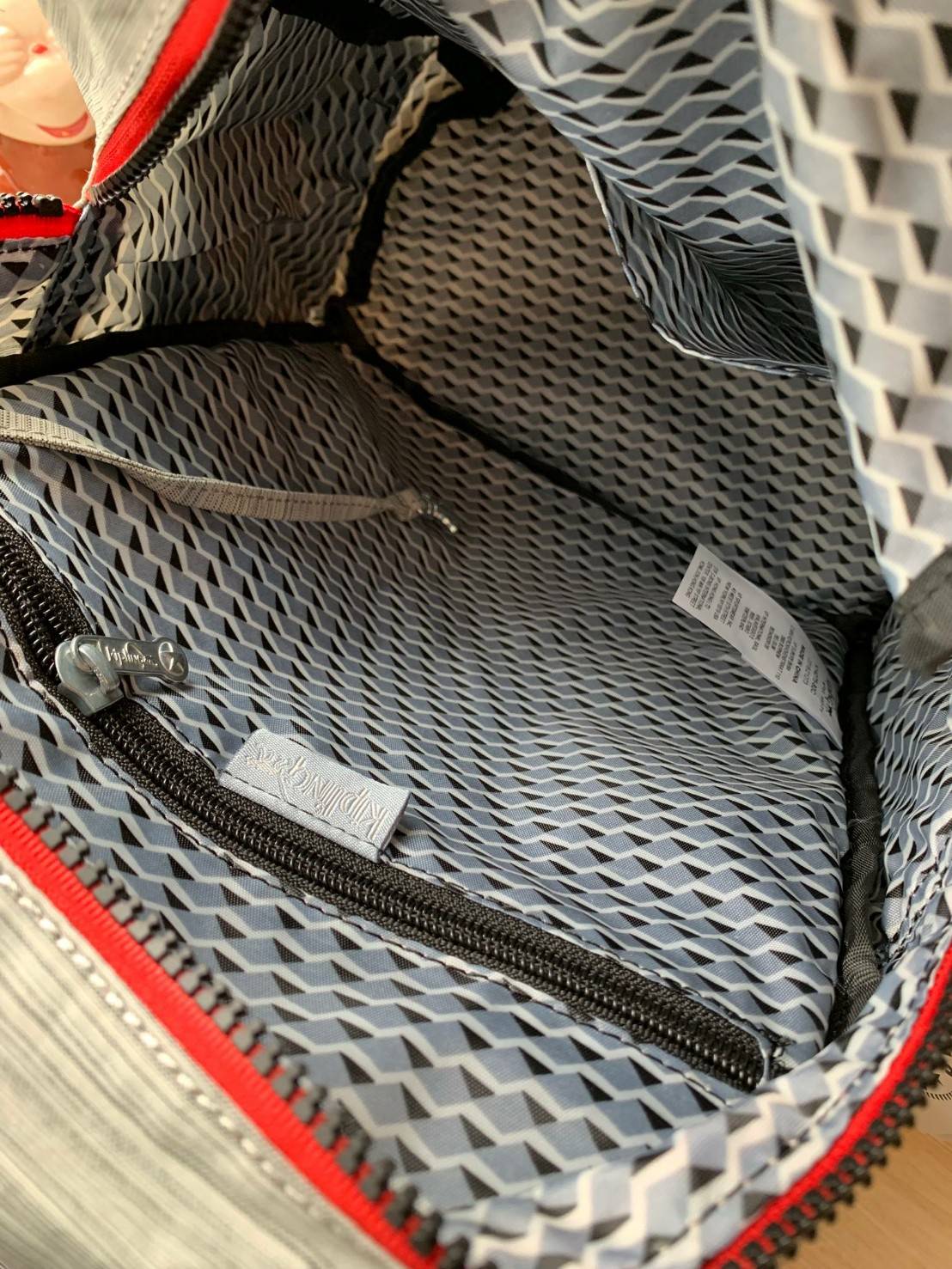 Kipling City Pack S K14275มาพร้อมดีไซน์ทันสมัย ใช้งานได้อย่างคล่องตัว ด้วยสีและลายสุดคลาสสิก โดดเด่นด้วยพื้นที่ภายในและช่องต่างๆ ที่ให้คุณจัดเก็บของสำคัญได้อย่างครบถ้วน มีช่องเก็บของสัมภาระหลายขนาดสะดวกใช้งานเลยคร้า!!