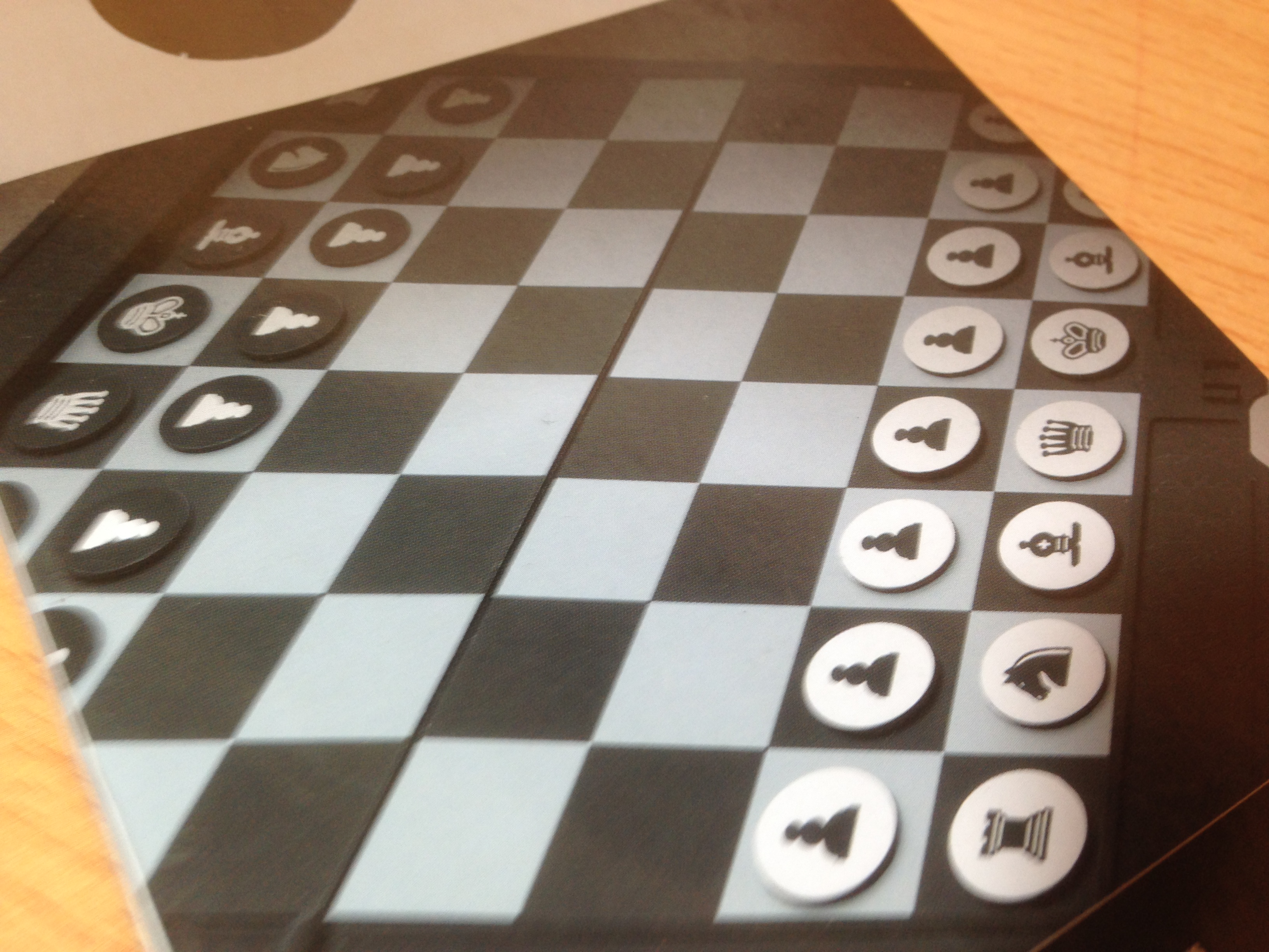 หมากรุกสากลชุดเล็กแบบพกพากระดานแม่เหล็ก