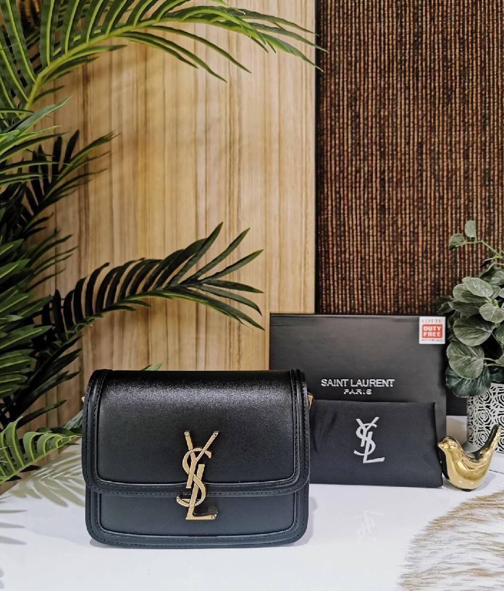 YVES SAINT LAURENT YSL BAG VIP GIFT WITH PURCHASE (GWP) พรีเมี่ยมกิ้ฟ Limited Edition จาก YSL DUTY FREE COUNTER วัสดุหนังแท้ Calfskin ทรงสี่เหลี่ยมหนังสวยหรูอยู่ทรงเปิดปิดด้วยฝาปิดโลโก้แบรนด์อะไหล่ทอง ภายในโล่งมีช่องหลัก และช่องย่อยสามารถใส่มือถือของใช้จุ