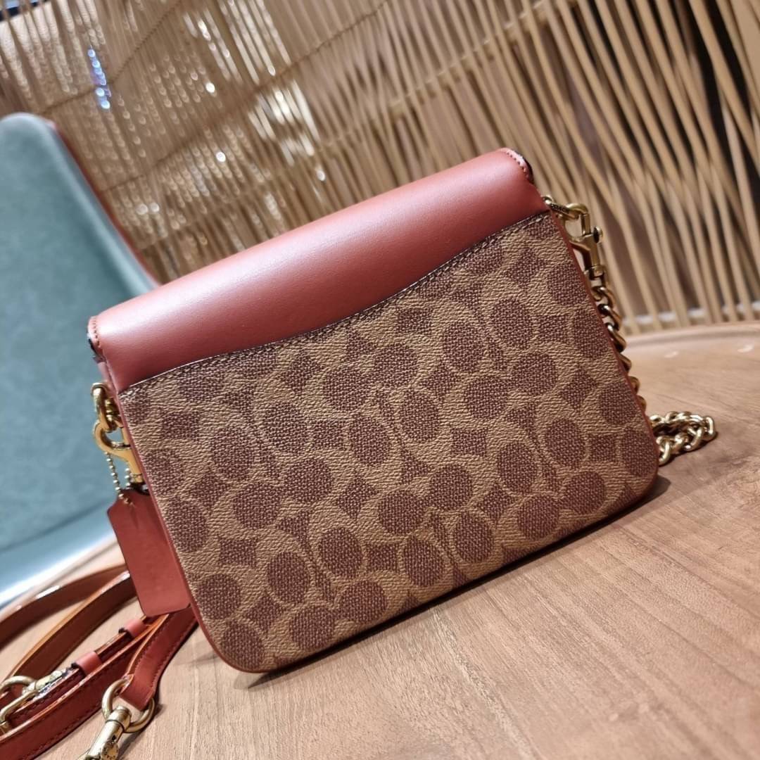 COACH 89089 CASSIE CROSSBODY 19 IN SIGNATURE CANVAS คัมแบ็คแล้วจ้า!! เรียบหรู ดูดี ต้องไอเท็มนี้เลย!! กระเป๋าสะพายข้าง สุดพิเศษ!! มีสายมาให้ถึง 3 แบบ!! สลับใช้แมทช์ตามสไตล์ได้เลย วัสดุหนังแคนวาสสลับหนังแท้ บอกเลยว่าสวยทุกสีนะคอลนี้ เปิด-ปิดด้วยตัวบิดล็อค 