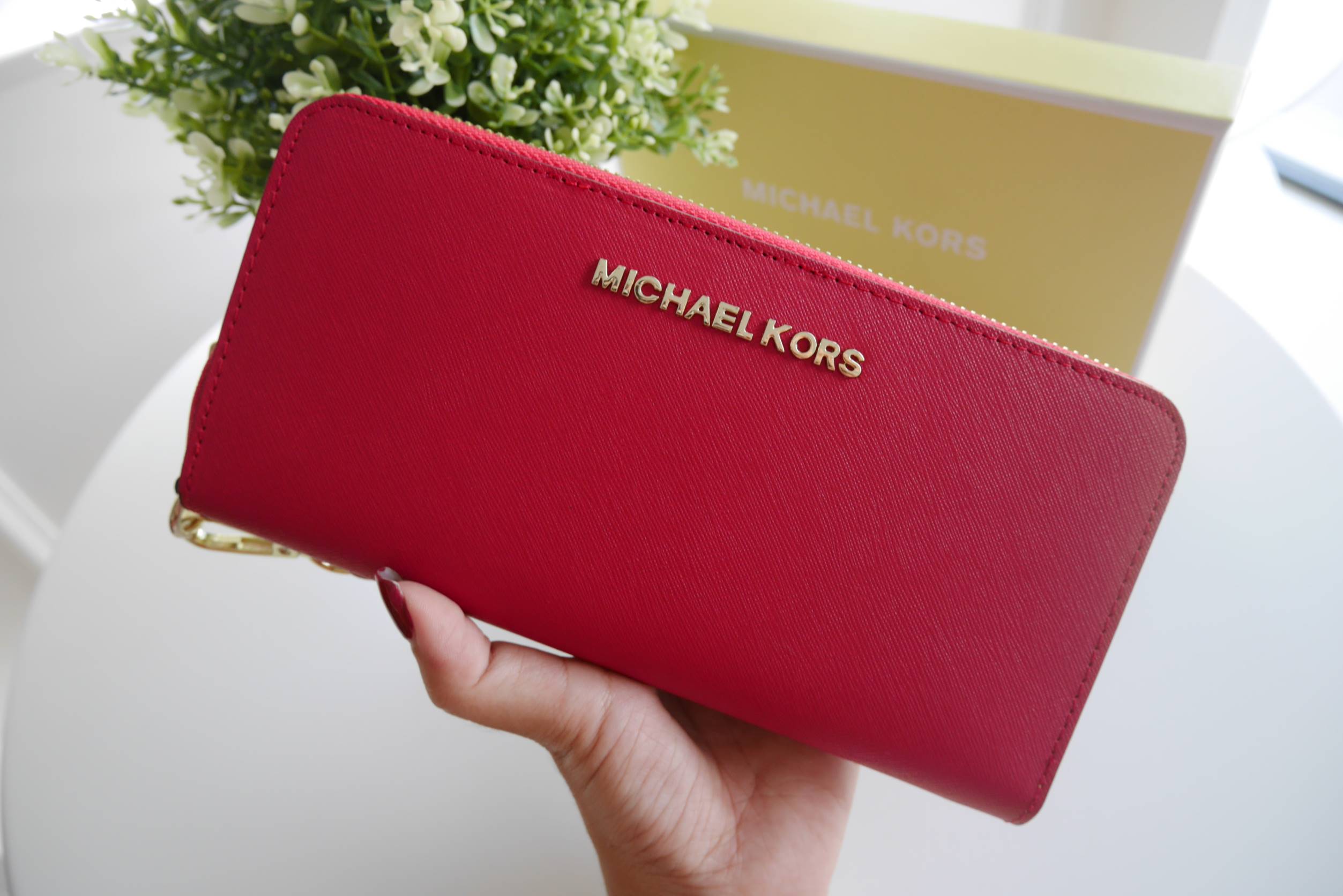 Best seller! งานขายดี รุ่นใหม่คะ Michael kors saffiano Wallet กระเป๋าสตางค์ใบยาว หนัง Saffiano ซิปรอบ สวยหรู มาก อะไหล่ปั้มโลโก้แบรนด์ ด้านในมีช่องใส่บัตร เยอะม้ากกก อีกด้านมีช่องแบงค์+ซิปใส่เหรียญ จุของได้เยอะจริงๆคะ ใส่ iphone 6+ ได้ สวยหรูดูดี อุปกรณ์ค