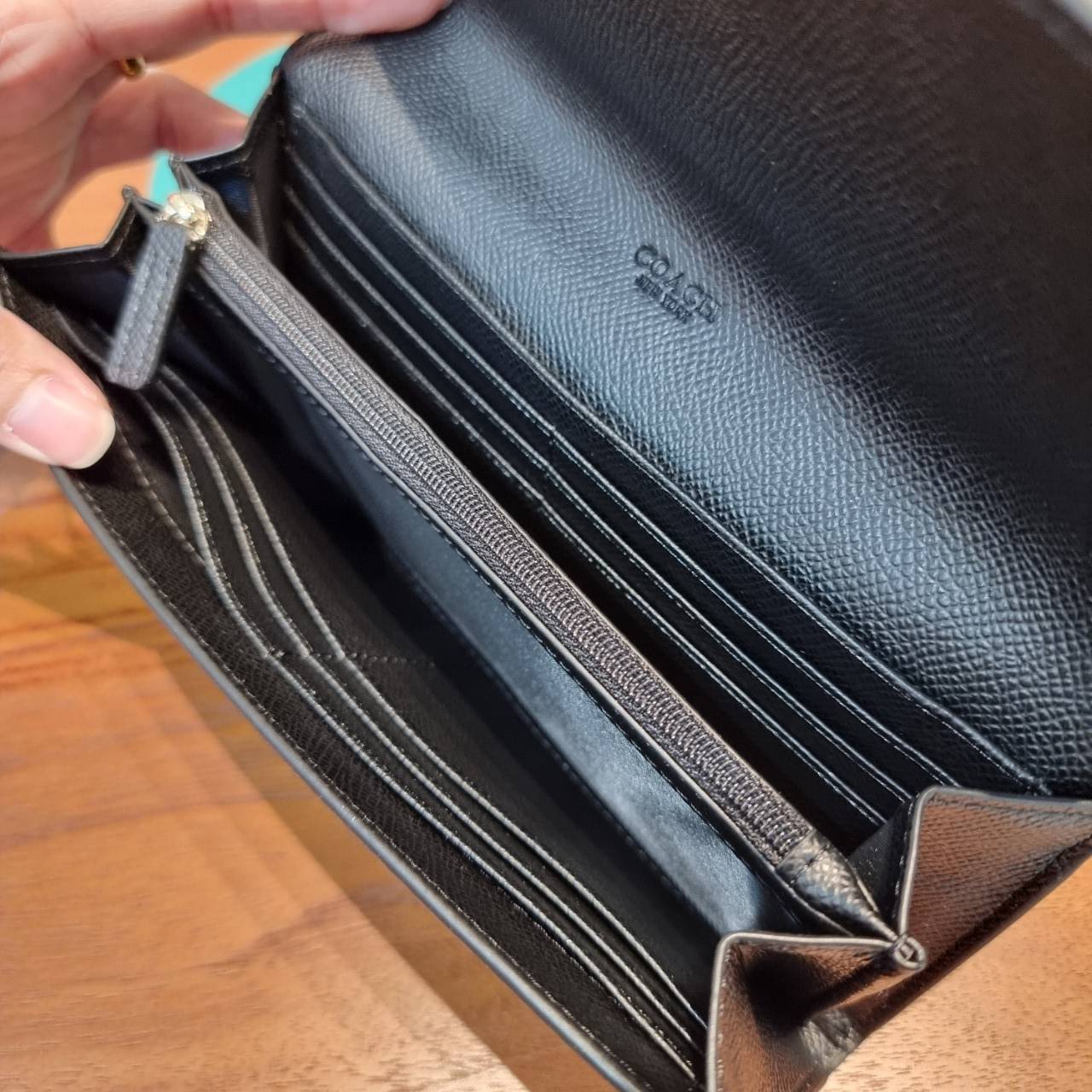 COACH F52601 POP SLIM ENVELOPE WALLET IN SIGNATURE รุ่นขายดี ขายหมด!! รุ่นหายาก!! เติมสต็อคจ้า!! กระเป๋าสตางค์รุ่นฝาพับ ดีไซน์เรียบหรู คลาสสิค ใช้งานง่ายและสะดวกมากๆ ด้วยซองซิปที่เสียบด้านหลัง ถอดแยกออกมาใช้ได้ หรือเอาออก พกกระเป๋าเดี่ยวๆก็ได้ ถือใบนี้ดูไ