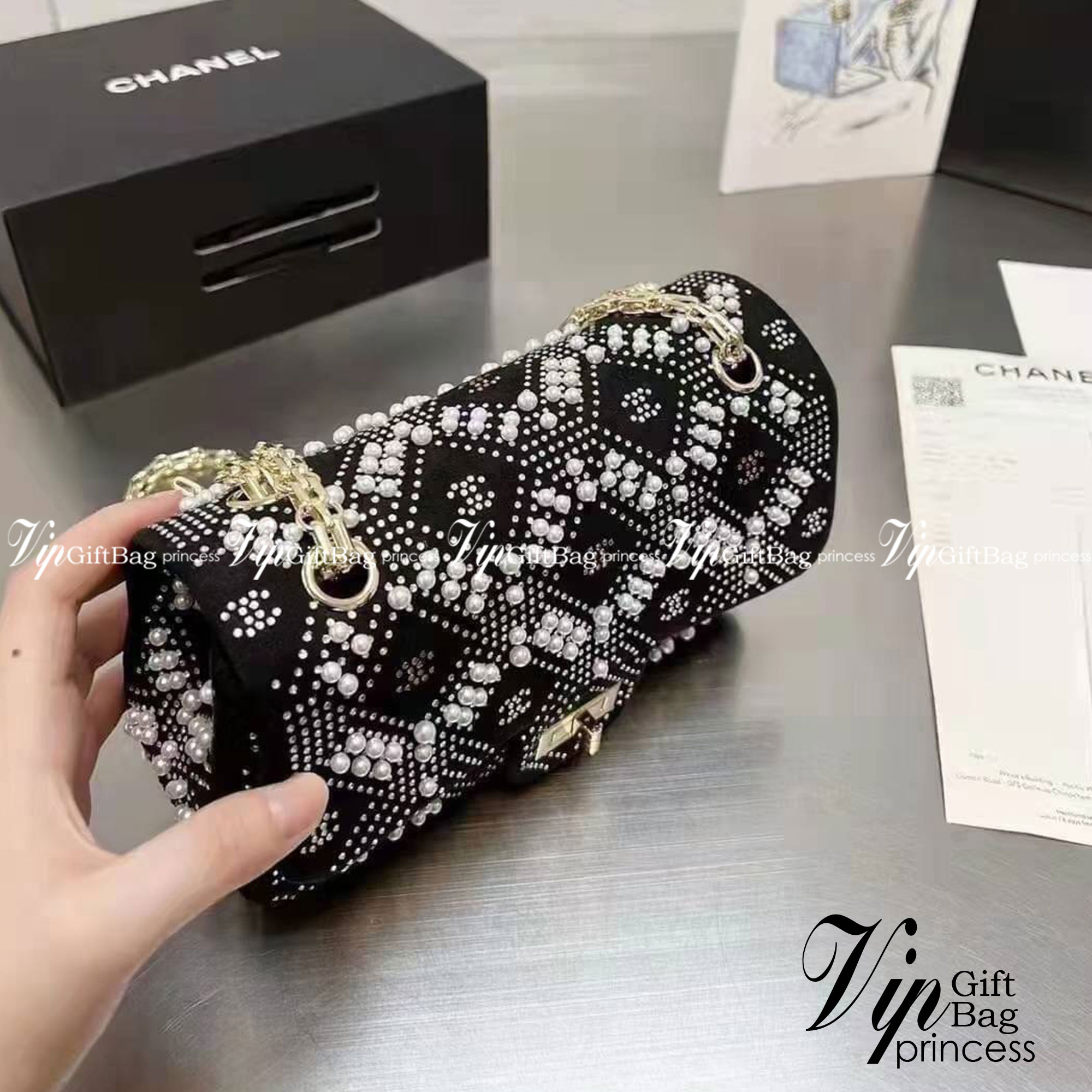 CHANEL MINI 2.55 HANDBAG / Chanel Pearl Bag velvet handbag กระเป๋าสะพายแต่งมุก คริสตัลหรูหรา พื้นโทนดำกำมะหยี่ พร้อมสายสะพายโซ่ ใช้ในงานกลางคืนเหมาะมากๆ ค่ะ