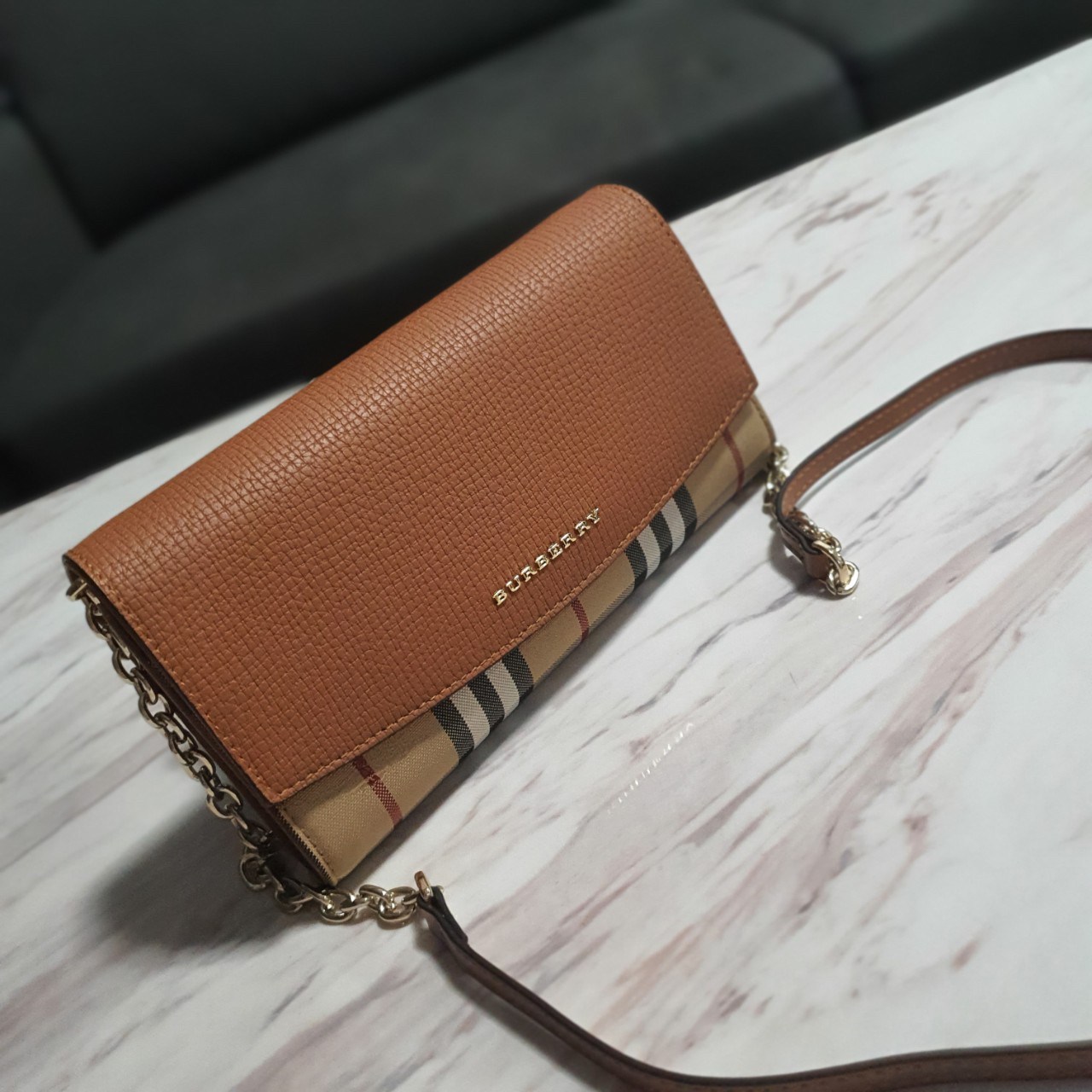 พรีเมี่ยมกิ๊ฟแท้ 100% 】BURBERRY CROSSBODY BAG กระเป๋าสะพายพรีเมี่ยมกิ๊ฟรุ่นใหม่ล่าสุด Limited จาก BURBERRY Perfume DutyFree วัสดุทำจากหนังสลับผ้าลายแบรนด์ เปิดปิดด้วยกระดุมแม่เหล็ก
