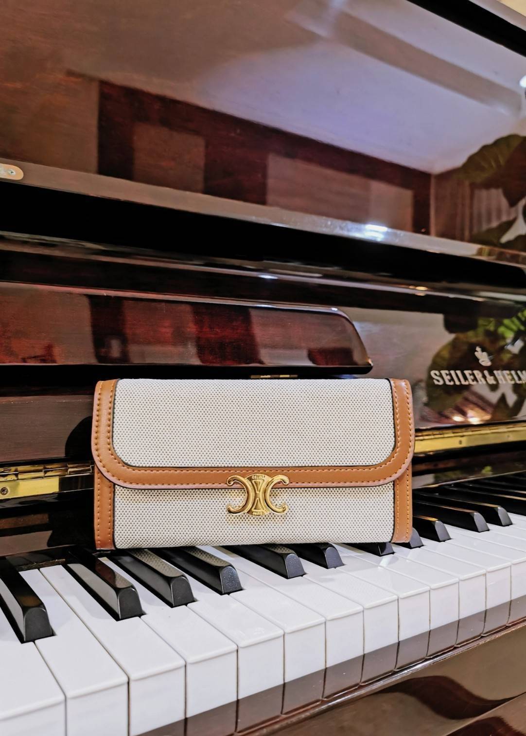 พรีเมี่ยมกิ๊ฟแท้ 100% 】CELINE LONG WALLET BAG VIP GIFT WITH PURCHASE-GWP กระเป๋าพรีเมี่ยมกิ๊ฟ Limited จาก CELINE HAUTE PARFUME DUTYFREE COUNTER วัสดุ Triomphe Canvas สวยอยู่ทรงเปิดปิดด้วยฝาปิดประดับโลโก้แบรนด์สีทองด้านหน้า ภายในมีช่องแบ่งเยอะมากค่ะ