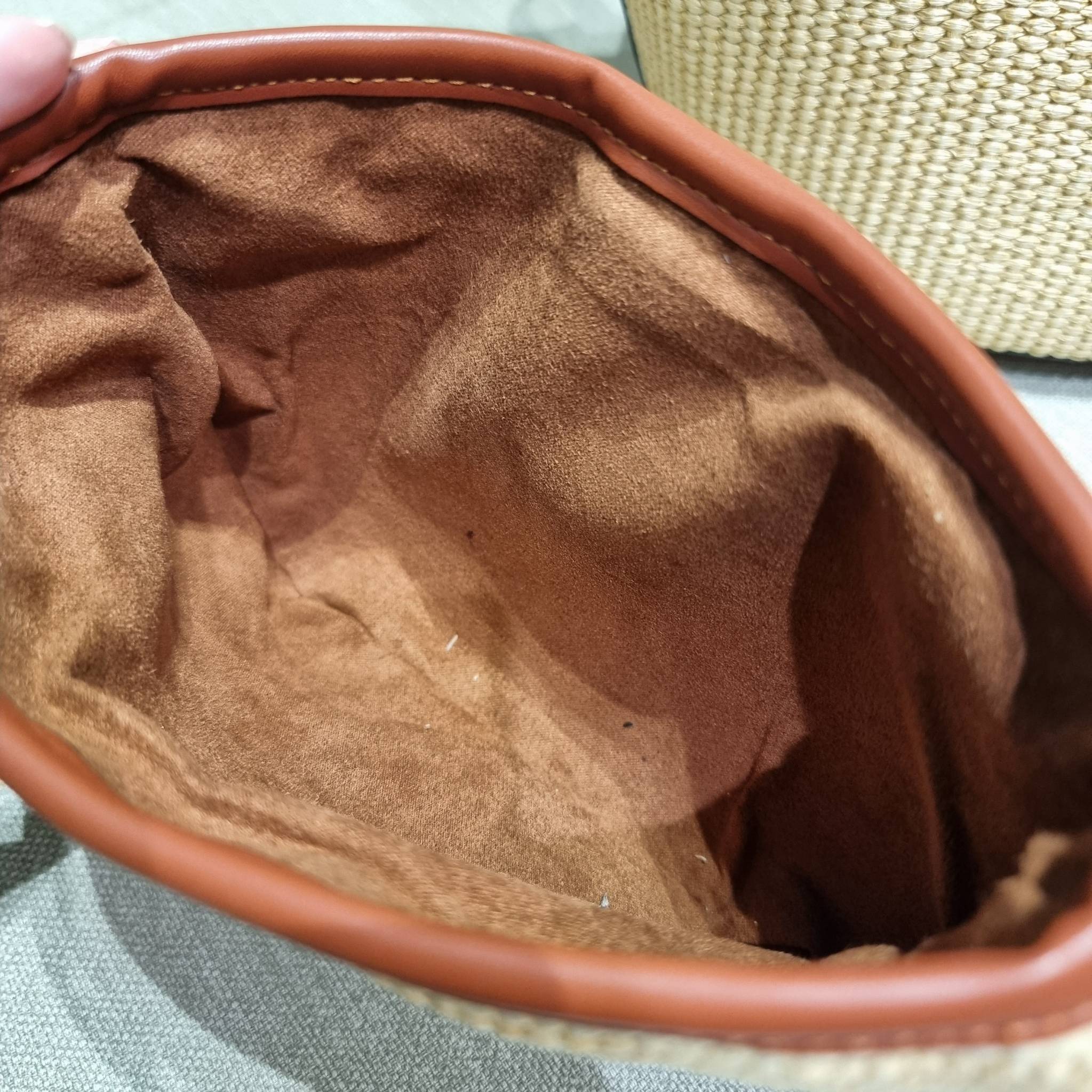 LV SAINT JACQUES LIMITED BAG ไอเท็ม เอ็กซ์คลูซีพจัดมาให้สาวๆโดยเฉพาะ!! กระเป๋าสะพายใบใหญ่รุ่นลิมิเต็ดหายาก ด้วยวัสดุสังเคราห์จากธรรมชาติ สานเต็มใบออกมาเป็นลวดลายสวยงาม และยังโดดเด่นด้วยโลโก้ สีโทนอุ่น ทำให้ไอเท็มนี้ ดูดีน่าค้นหา มาพร้อมใบลูกอีกหนึ่ง ที่สา