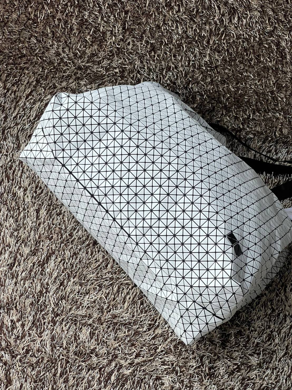 ORI 🥂 Baobao Issey Miyake Cart geometric tote bag / Miyake Cart Tote Bag รูปทรงที่สร้างขึ้นโดยบังเอิญ' เสื้อผ้าที่มีโครงสร้างและได้รับการออกแบบทางวิศวกรรมอันเป็นเอกลักษณ์ของแบรนด์ ส่งต่อไปยังเครื่องประดับที่น่าประทับใจและไร้กาลเวลาเหล่านี้ กร