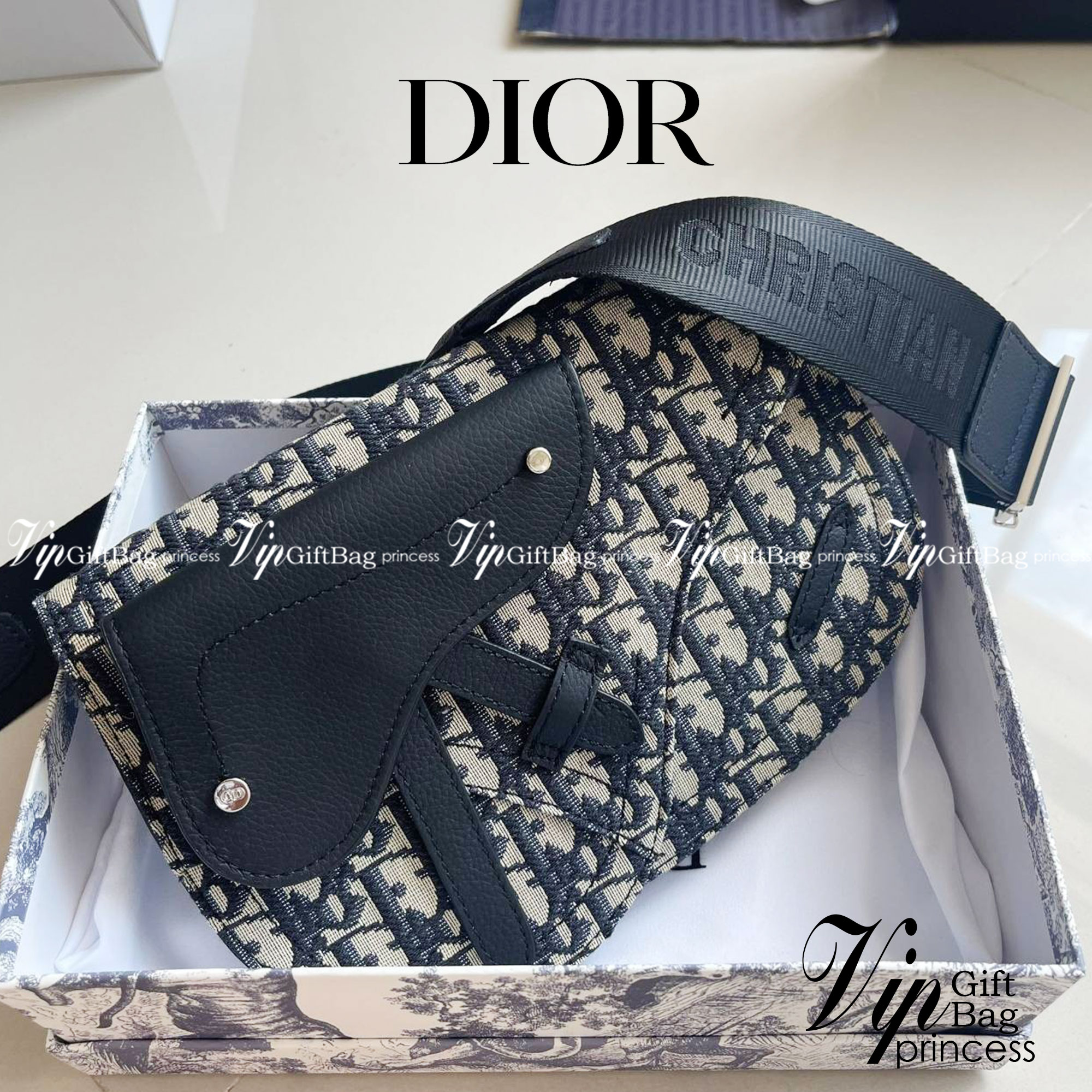 หนังแท้ CHRISTIAN DIOR SADDLE POUCH Beige and Black Dior Oblique Jacquard พร้อมส่งที่ไทย จุของได้เยอะมาก ภายในโล่งกว้าง วัสดุหนังแท้และผ้าแจ็คการ์ดอย่างดีทั้งใบ เกรดเทพออริจินอลหนังแท้ทั้งใบ ภาพสินค้าถ่ายจากงานขายจริง ใช้งานต่างประเทศได้