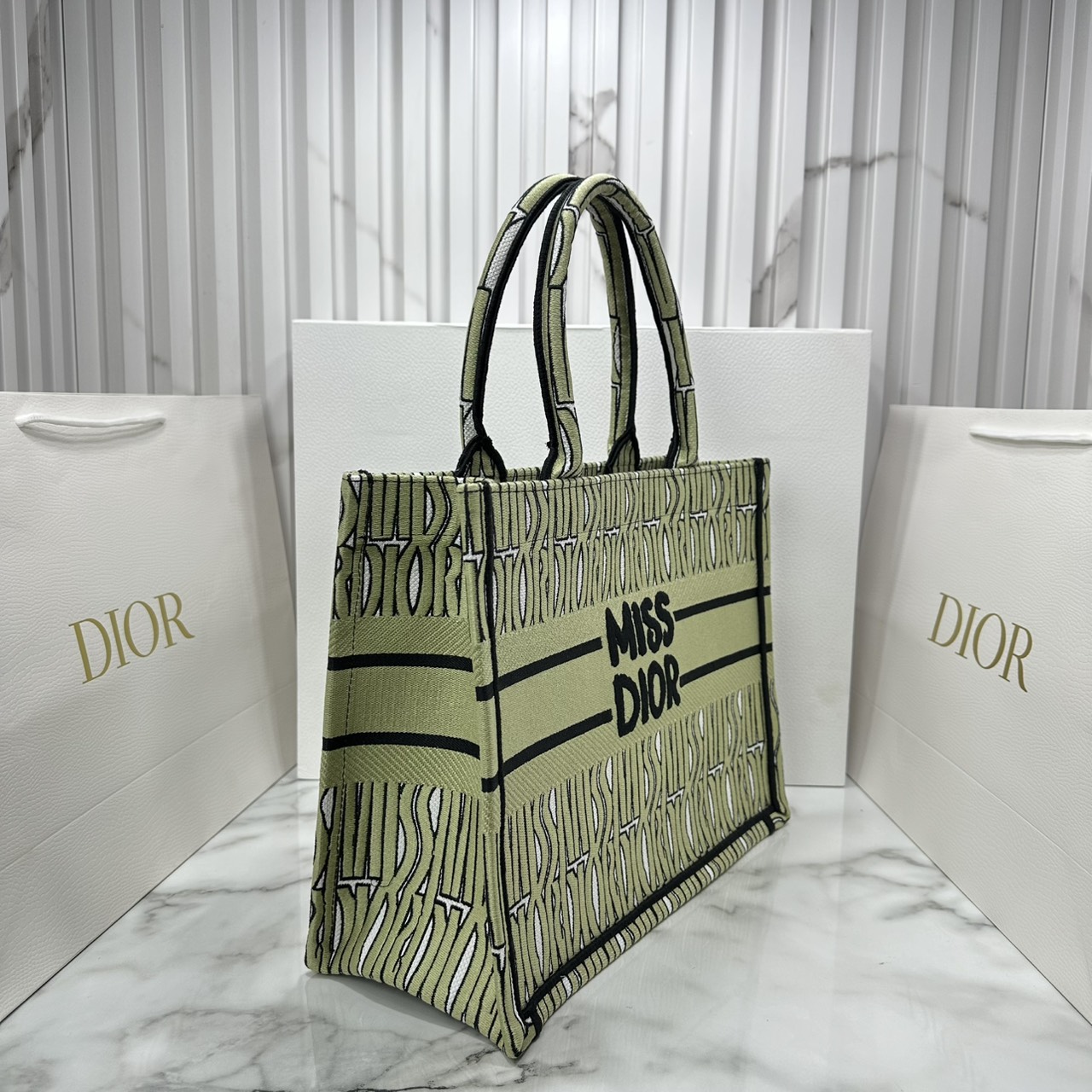 ORI หนังแท้ | Dior Miss Dior Allover Book Tote Handbag 14" กระเป๋าทรงโท้ทคอลใหม่ ดีไซน์ลวดลายกราฟฟิกสวยงามและหรูหราโดดเด่นไม่เหมือนใคร