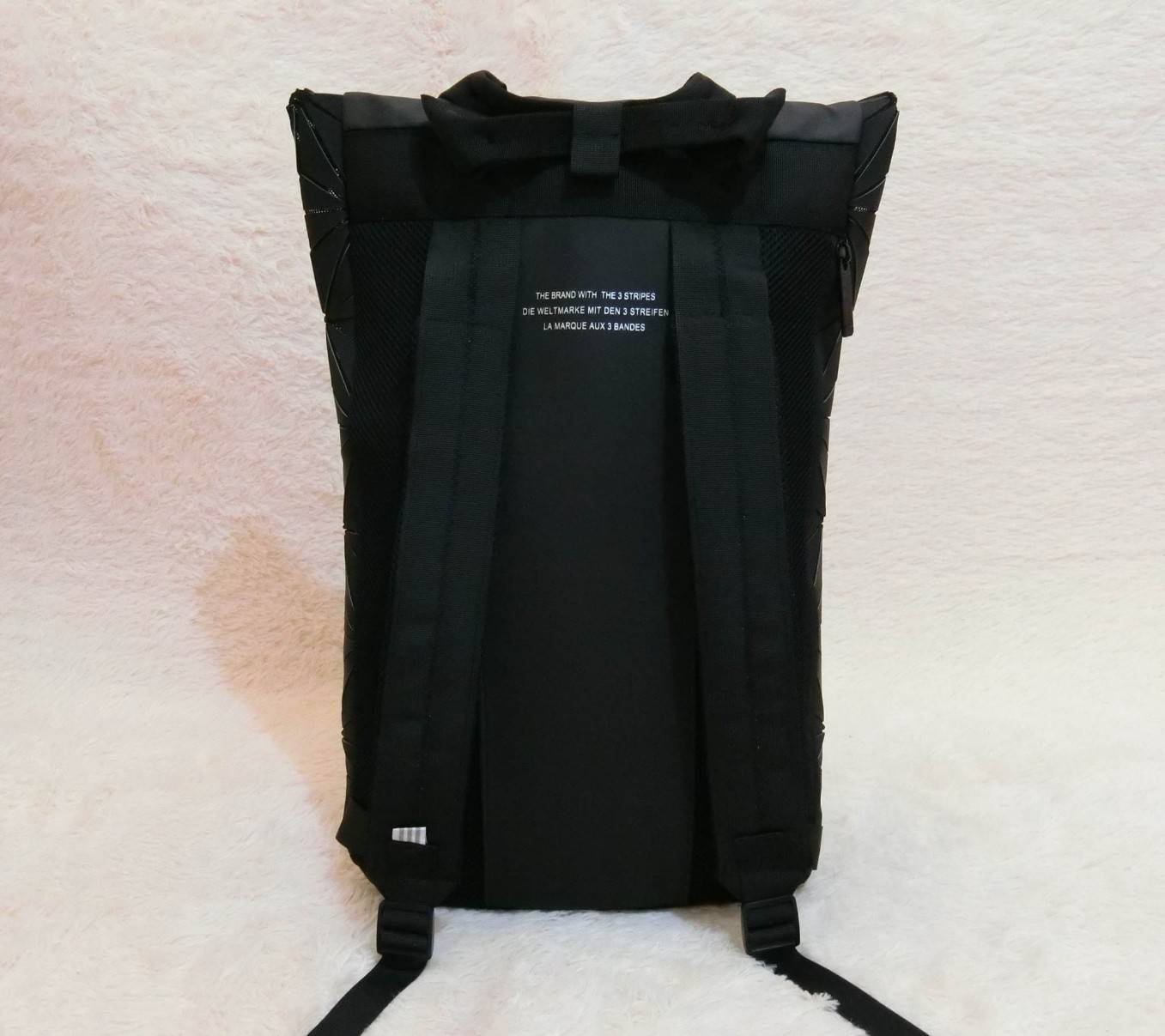 Adidas Originals BP Roll Top 3D Mesh 2017 Backpack Bag DH0100 กระเป๋าเป้สะพายหลัง ดีไซน์แบบ 3 มิติ วัสดุ polyurethane สีดำด้าน โดยใช้ลูกเล่น ของเหลี่ยมและมุมเชื่อมเข้าหากัน ออกแบบกระเป๋า เป็นเหมือนถุงทรงสูง ในส่วนปากกระเป๋าเป็นแบบตีนตุ๊กแก ม้วนพับ และติดก