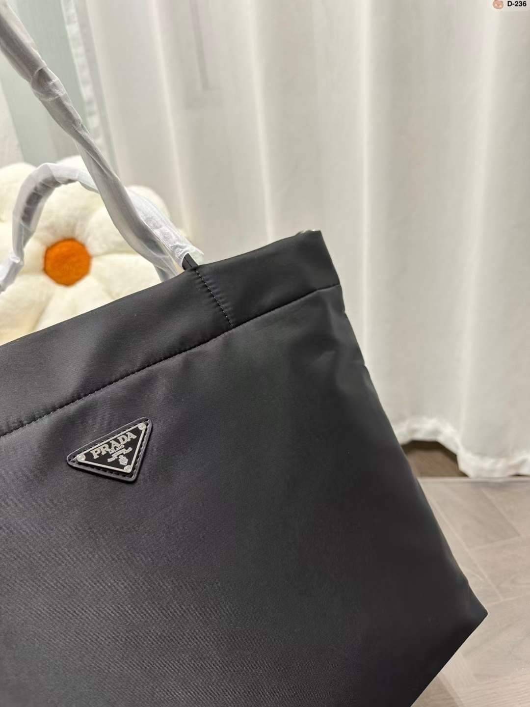PRADA Tote Nylon Bag / PRADA Shopping Nylon Bag กระเป๋าถือ/สะพายไหล่ ทรงโท้ทใบใหญ่ ภายในโล่งกว้างมาก มาพร้อมหูจับในตัว ใบนี้จุของได้เยอะมากๆ