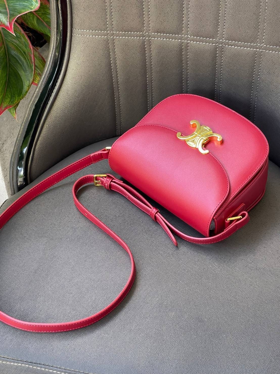 VIP 🥂 CELINE TEEN BESACE TRIOMPHE IN SHINY กระเป๋าสะพายคาดลำตัวรุ่นนี้นับว่าเป็นกระเป๋าอีกหนึ่งรุ่นในซีรีส์ Triomphe ที่ได้รับความนิยมอย่างมาก ด้วยรูปร่างทรงโค้งมนมีความคลาสสิกตามแบบฉบับของ Celine เพิ่มความหรูหราและโดดเด่นด้วยการตกแต่งด้วยโลโก้โลห