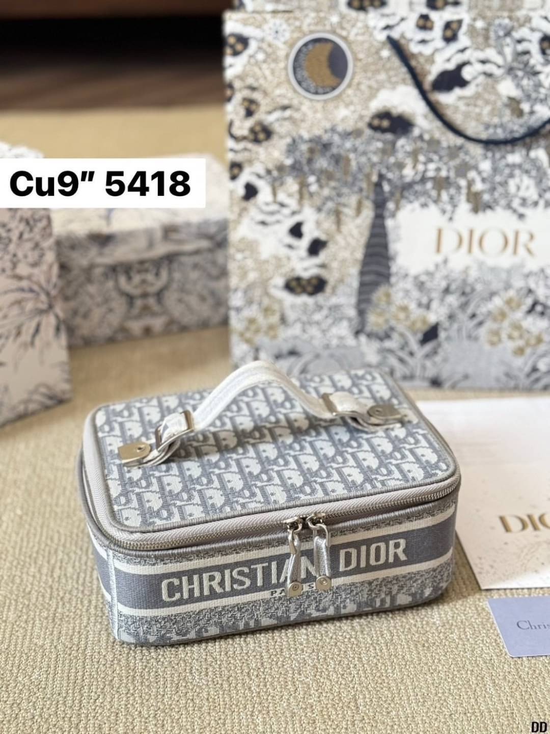 กระเป๋าใส่เครื่องสำอางใบกลาง จุของได้เยอะ มาพร้อมกับลวดลาย Oblique ปักอย่างประณีตและประดับด้วยสัญลักษณ์ Christian Dior Paris มาพร้อมสายสะพายและหูจับในตัว ปรับเปลี่ยนใช้งานได้ตามสไตล์ บอกเลยว่าไอเท็มนี้ฮอตมาก สาวๆห้ามพลาดเด็ดขาดเลยจ้า