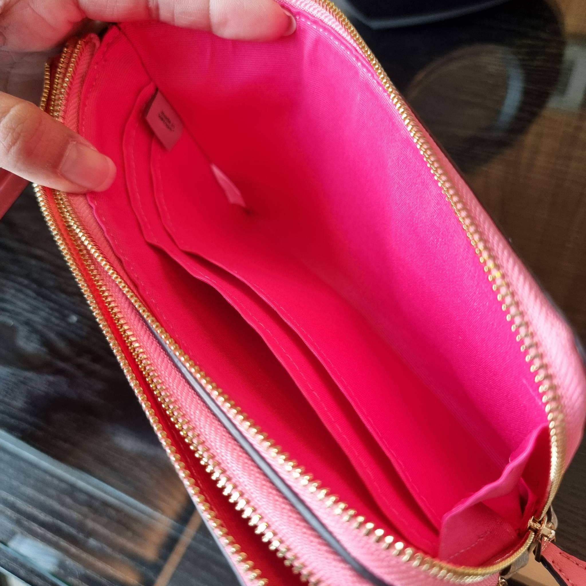 COACH F54057 DOUBLE ZIP WALLET IN SIGNATURE กระเป๋าคล้องมือ size L ใบนี้ใส่มือถือได้ทุกรุ่น ขนาดกำลังดี พกพาสะดวกมากๆ วัสดุหนังสังเคราะห์ ภายในเป็นผ้าสีสวยคม ใส่ธนบัตร ใส่บัตรได้เยอะ ใส่มือถือได้สบายๆทุกรุ่น ตอบโจทย์สาวๆที่ไม่ชอบพกเยอะวุ่นวายจ้า ใบนี้เอาอ