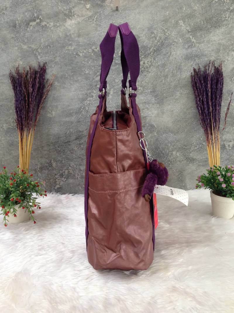 Kipling รุ่น Cicele กระเป๋าสะพายไหล่ใบใหญ่ สวยน่ารัก ตัวกระเป๋าด้านในเป็นช่องโล่งแบบปิดเปิดด้วยซิป มีช่องซิปด้านใน ด้านข้างกระเป๋า มี 2 ช่อง ปิดเปิด ด้วยเทป พร้อมที่ใส่โทรศัพท์ ปากกา และ MP 3 ในส่วนด้านใน และ ด้านข้างกระเป๋า ซ้าย-ขวา เป็นช่องขนาดเล็กสำหรั