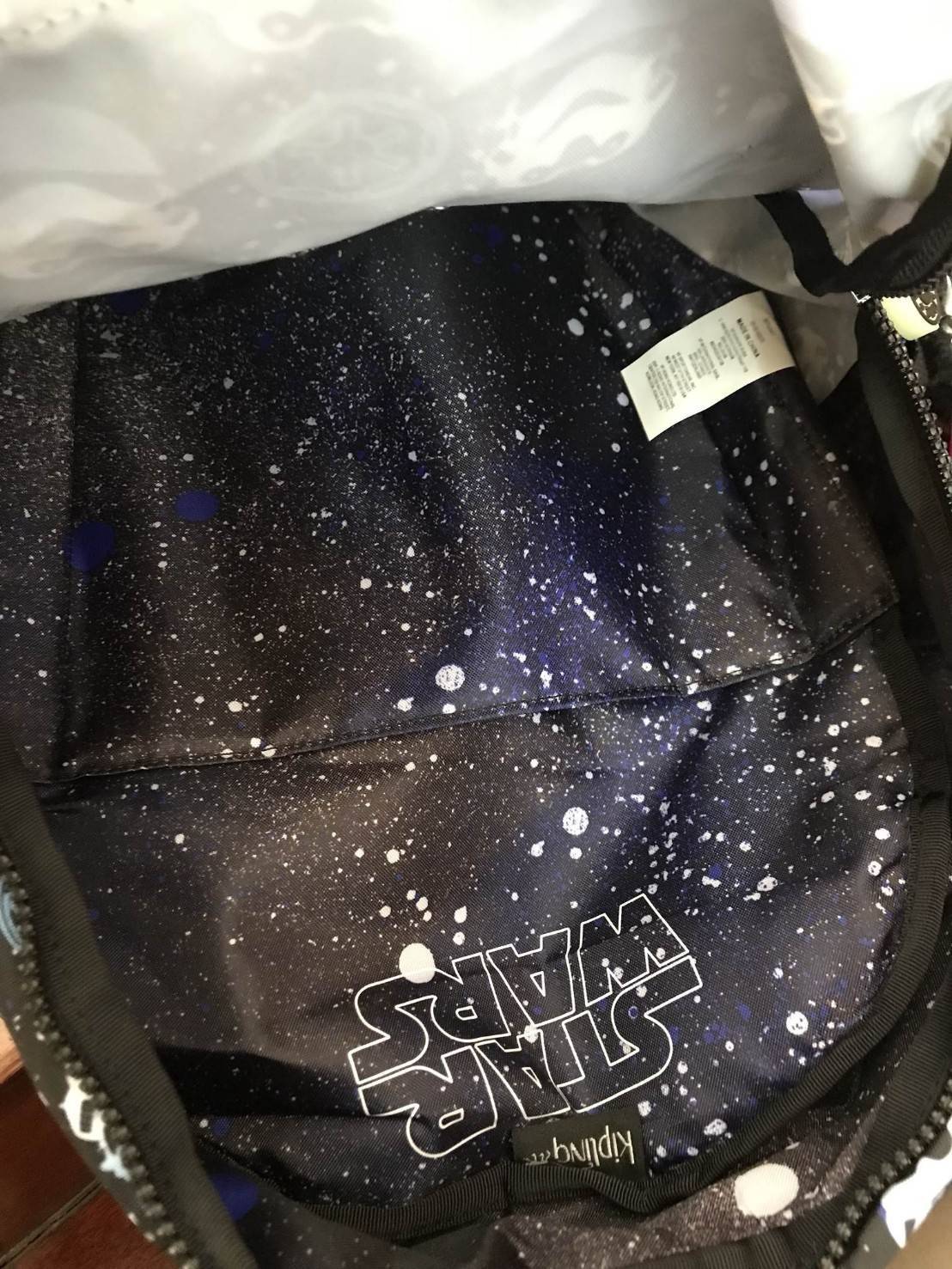 Kipling Seoul Go Star Wars Small Printed Backpack Limited edition กระเป๋าเป้ Collection Star wars สกรีนลาย star wars ทั้งภายนอก และภายใน ด้านหน้า มีช่องซิปด้านข้างมีช่องเล็กซ้ายขวา ภายในกว้างจุได้เยอะ แบ่งช่องเป็นสัดส่วน มาพร้อมพวงกุญแจลิง มบนี้จะใช้ไปเรี