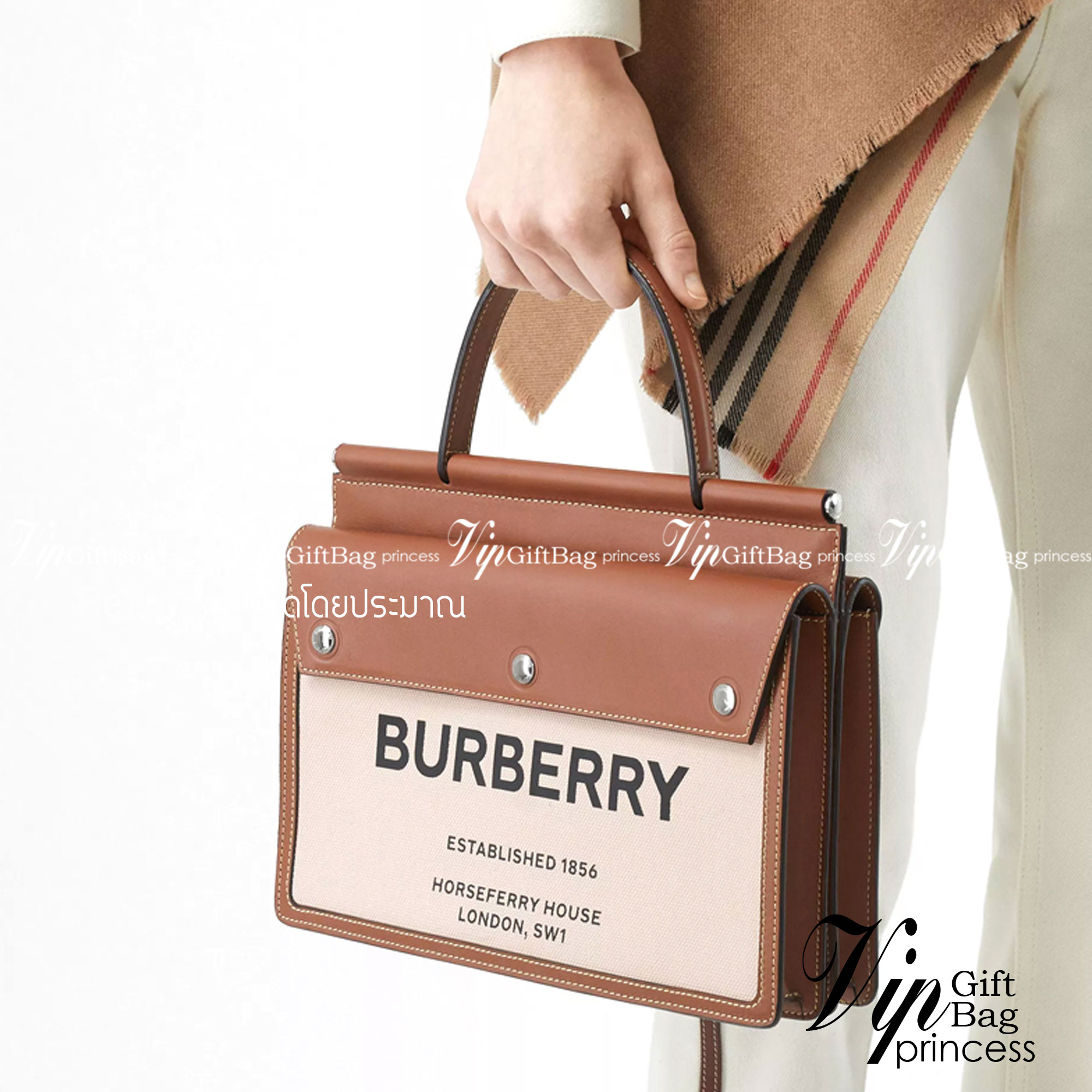 BURBERRY Horseferry Print Title Bag with Pocket Detail กระเป๋าสะพายโทนสีผู้ดี ดีต่อใจ ใบใหญ่กำลังดี จุของได้เยอะ ยิ่งใช้ หนังยิ่งสวย สายยาวถอด หยิบใช้ได้ทุกวัน ทุกโอกาสเลยคร้าาา งานจริงสวยคุ้มเกินราคา