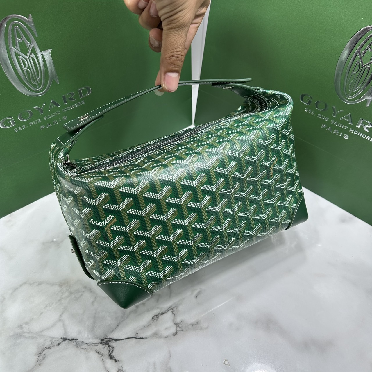 ORI หนังแท้ | Goyard Bowling 25 Toiletry Bag / Goyard Pouch กระเป๋าทรงพอช พร้อมสายถือจับถนัดมือใช้งานง่ายกะทัดรัด ตอบโจทย์ความเรียบง่ายแต่คลาสสิก ใช้ได้ทั้งชายหญิง หรูหรา ติดแกรมที่สุด เป็นรุ่นตามหา ที่ตอนนี้มีพร้อมส่งแล้วค่า