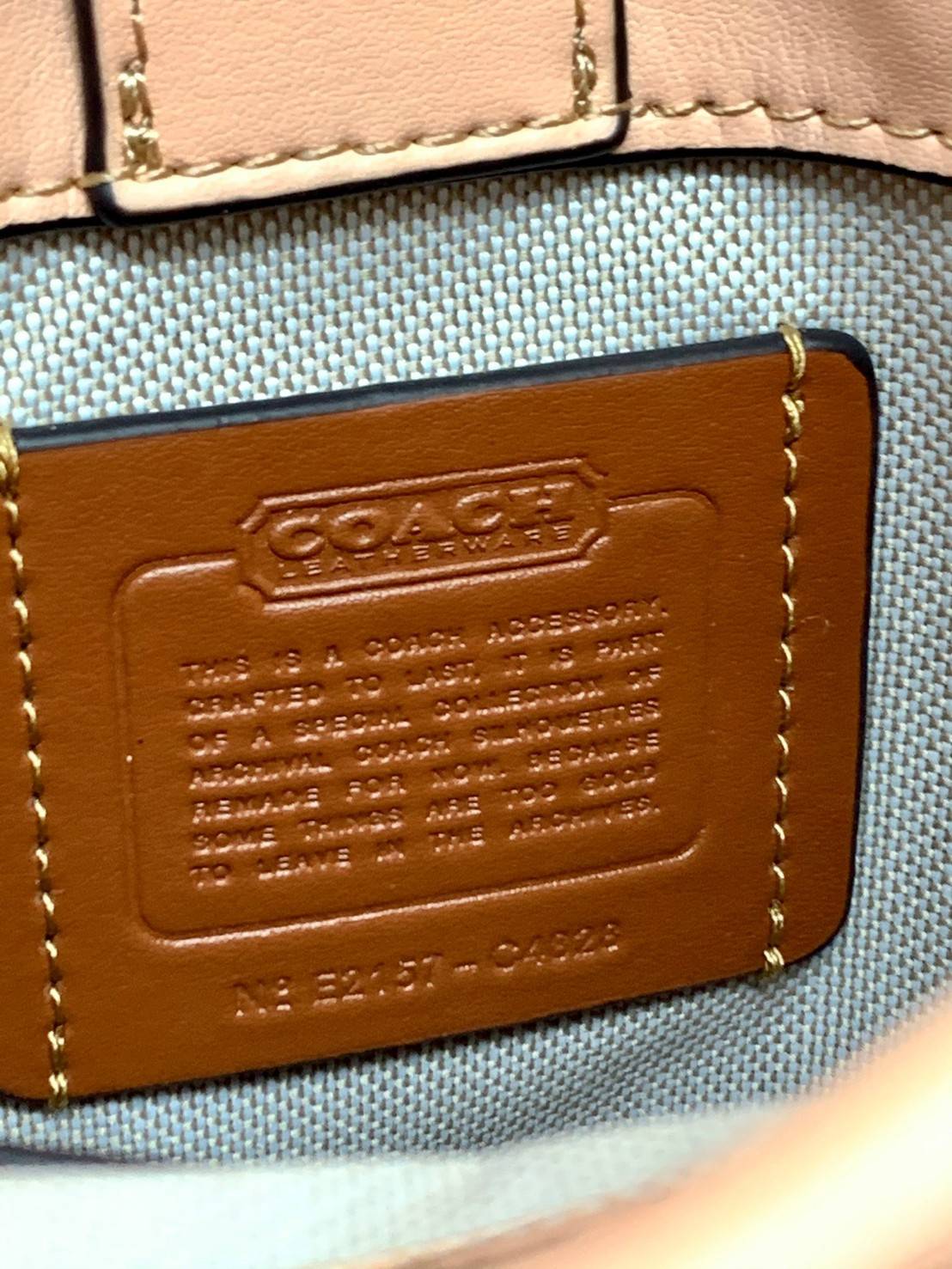 COACH MINI CASHIN TOTE ((C4828)) 💥พร้อมส่งที่ไทยรุ่นใหม่ล่าสุดค่ะ! กระเป๋าขนาดมินิ หนังแท้ หนังนิ่มสวย น่าใช้มากๆค่ะ ปากกระเป๋าแบบแม่เหล็ก ภายในสามารถใส่กระเป๋าเงินใบกลางได้;มือถือแบบตั้งได้ทุกรุ่น;ของจำเป็นจุกจิกสาวๆได้หลายอย่างนะคะ;พร้อมช่องเสีย