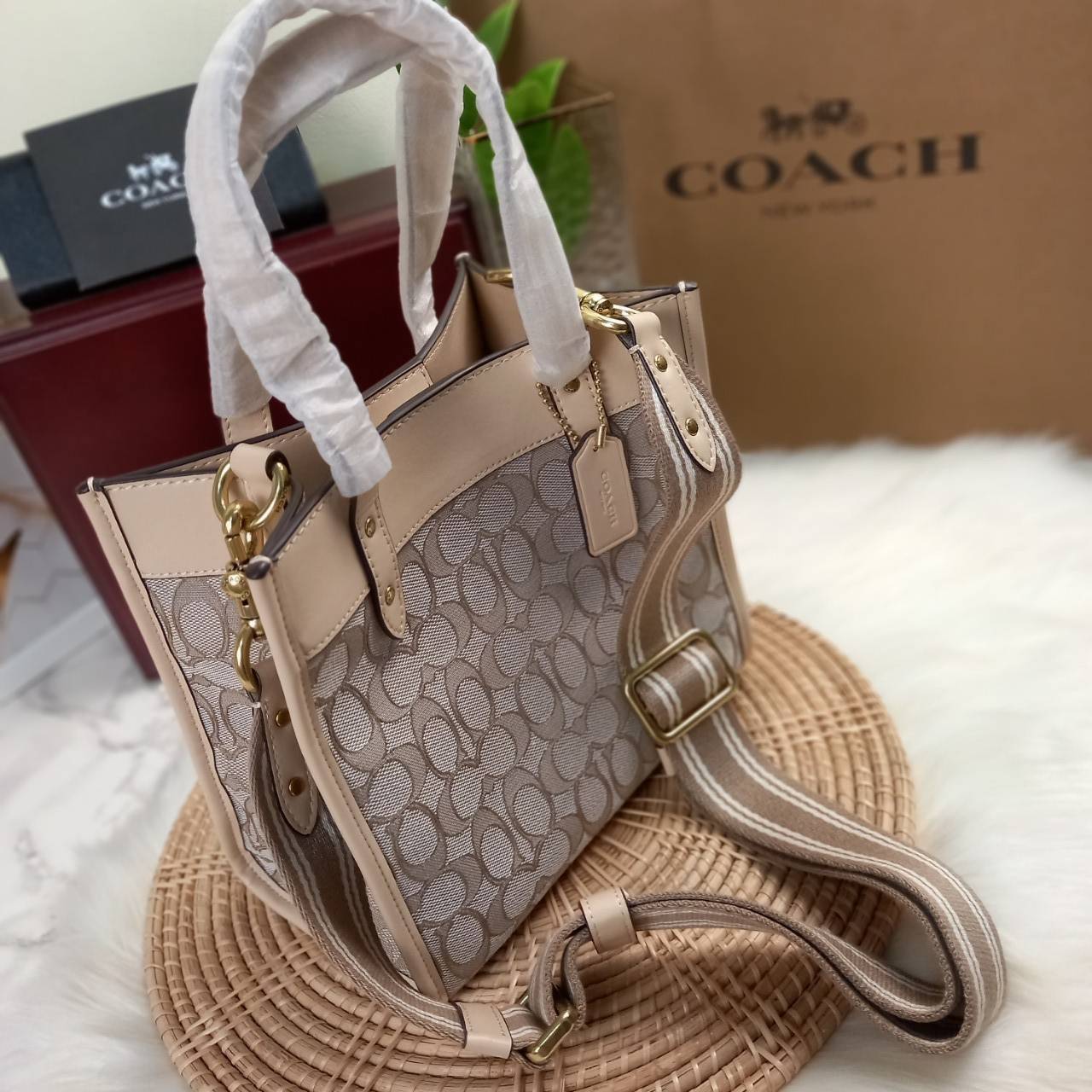 ใบนี้ ช่วยให้ชีวิตง่ายขึ้นเยอะเลย🌈🌺>>COACH FIELD TOTE 22 IN SIGNATURE JACQUARD(COACH C3865) 🍁กระเป๋าถือ สะพาย รุ่น Unisex ใช้ได้ทุกเพศวัย ขนาดเหมาะต่อการใช้งานในแต่ละวันมากๆ //วัสดุ jacquard ลาย signature ตกแต่งดีเทลด้วยหนังแ