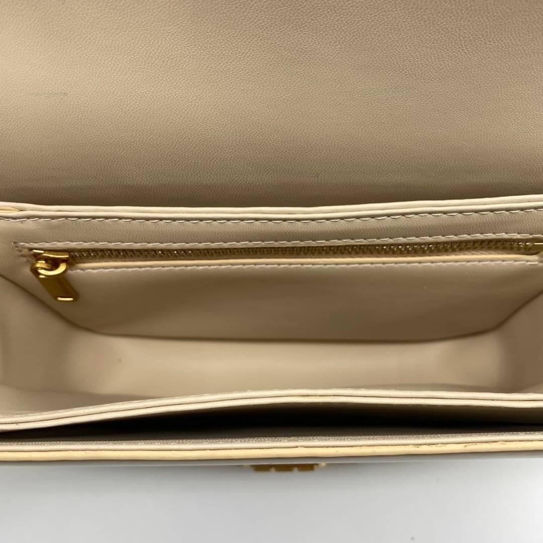 TEEN 18cm : CELINE TEEN TRIOMPHE BAG IN SHINY CALFSKIN / Celine Triomphe Bag / Celine Bag พร้อมส่ง 7 สี เกรดออริ 1:1 กระเป๋าแบรนด์หรูที่ควรมีแห่งปี รูปทรงสี่เหลี่ยมรุ่นฮอตฮิตของเหล่าดาราและเซเลบทั้งหลาย ดีไซต์เรียบหรู