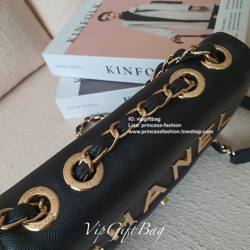 CHANEL VIP GIFT SHOULDER BAG รุ่น LIMITED จากงาน VIP GIFT(GWP) ของแท้100% วัสดุหนังคาเวียร์เต็มใบ ด้านหน้าประดับโลโก้ทองสุดหรู เปิดปิดด้วยหมุดหมุน CC ด้านในมีซิปอีกชั้น อะไหล่ทองทั้งใบ ในใส่ของได้เยอะ มาพร้อมสายสะพายสายโซ่สลับหนังมีที่รองบ่าถนอมไหล่(ถอดไม