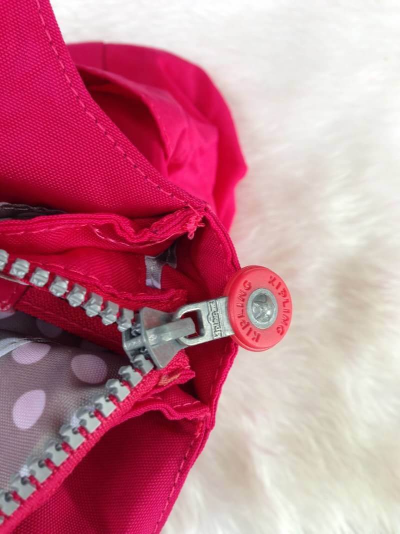 Kipling รุ่น Cicele กระเป๋าสะพายไหล่ใบใหญ่ สวยน่ารัก ตัวกระเป๋าด้านในเป็นช่องโล่งแบบปิดเปิดด้วยซิป มีช่องซิปด้านใน ด้านข้างกระเป๋า มี 2 ช่อง ปิดเปิด ด้วยเทป พร้อมที่ใส่โทรศัพท์ ปากกา และ MP 3 ในส่วนด้านใน และ ด้านข้างกระเป๋า ซ้าย-ขวา เป็นช่องขนาดเล็กสำหรั