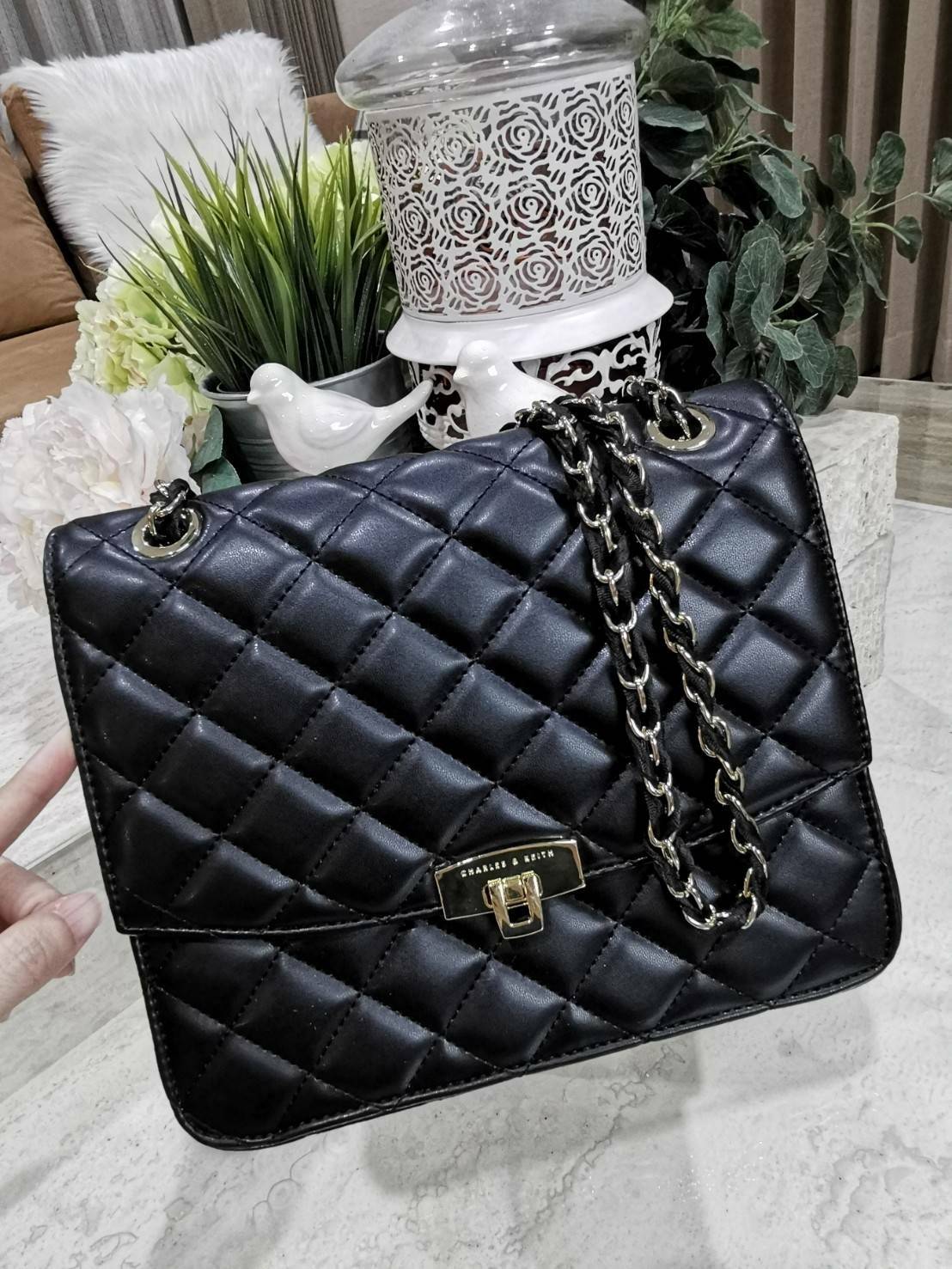 CHARLES & KIETH DETAIL CROSSBODY BAG กระเป๋าสะพายทรงเหลี่ยมดีไซน์สวยหรูคลาสสิควัสดุหนังนิ่มลายตารางอยู่ทรงสไตล์ Chanel เปิดปิดด้วยตัวล๊อคแบบพับอะไหล่ทองปั้มโลโก้ด้านหน้าสวยดูดี พร้อมสายสะพายโซ่ร้อยหนังสามารถสะพายไหล่หรือ Crossbody ก็ดูดี ภายในมีโลโก้และหน