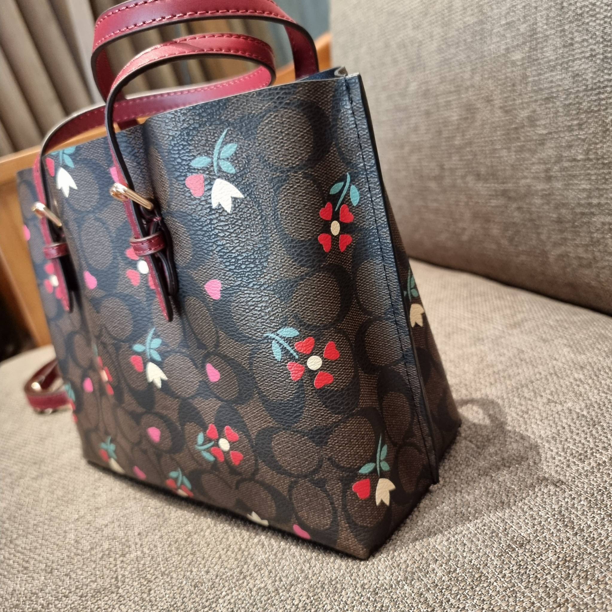 COACH C4250 MOLLIE TOTE 25 IN SIGNATUE CANVAS WITH HEART FLORAL ดีไซน์ใหม่ล่าสุด กระเป๋าโท้ทไซส์เล็กที่สาวๆต่างก็ต้องปักใจรัก รอบนี้น้องถูกเติมแต่งลวดลายดอกไม้ เพิ่มดีเทลความน่าใช้ไปอีก วัสดุหนังแคนวาส ทนทาน ภายในโล่งกว้าง มีช่องซิปกลางใส่ของได้ ขนาดกำลัง