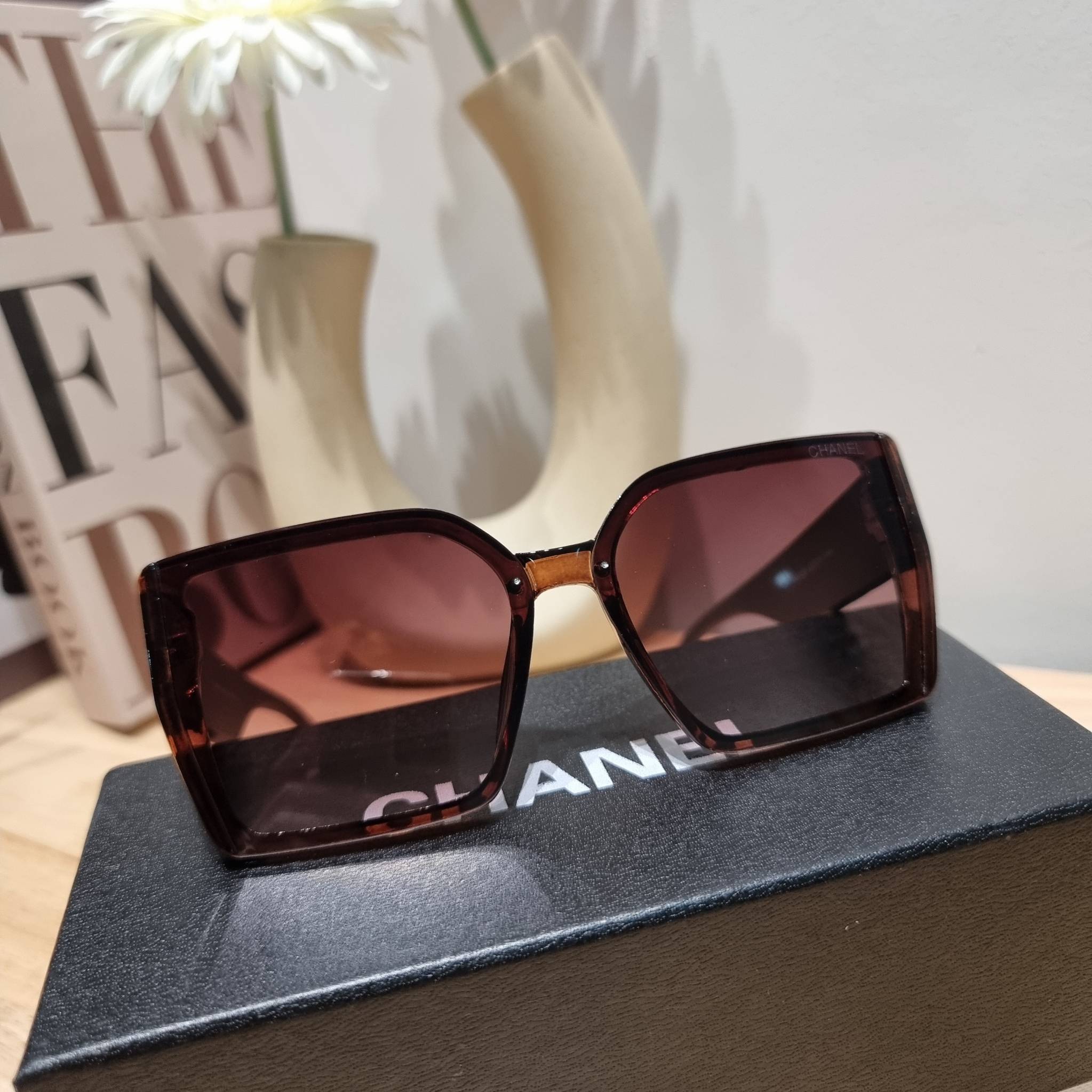 Chanel Sunglasses UV protection gift Box set สุดคุ้ม มาพร้อมอุปกรณ์ครบเซ็ท ดีไซน์ชิคมากแม่!! รับรองไม่ซ้ำใคร ใส่เสริมโหงวเฮ้ง ดูผู้ดี มีพกติดตัวไว้ไม่ตกเทรนด์ ใช้ได้ทุกโอกาส