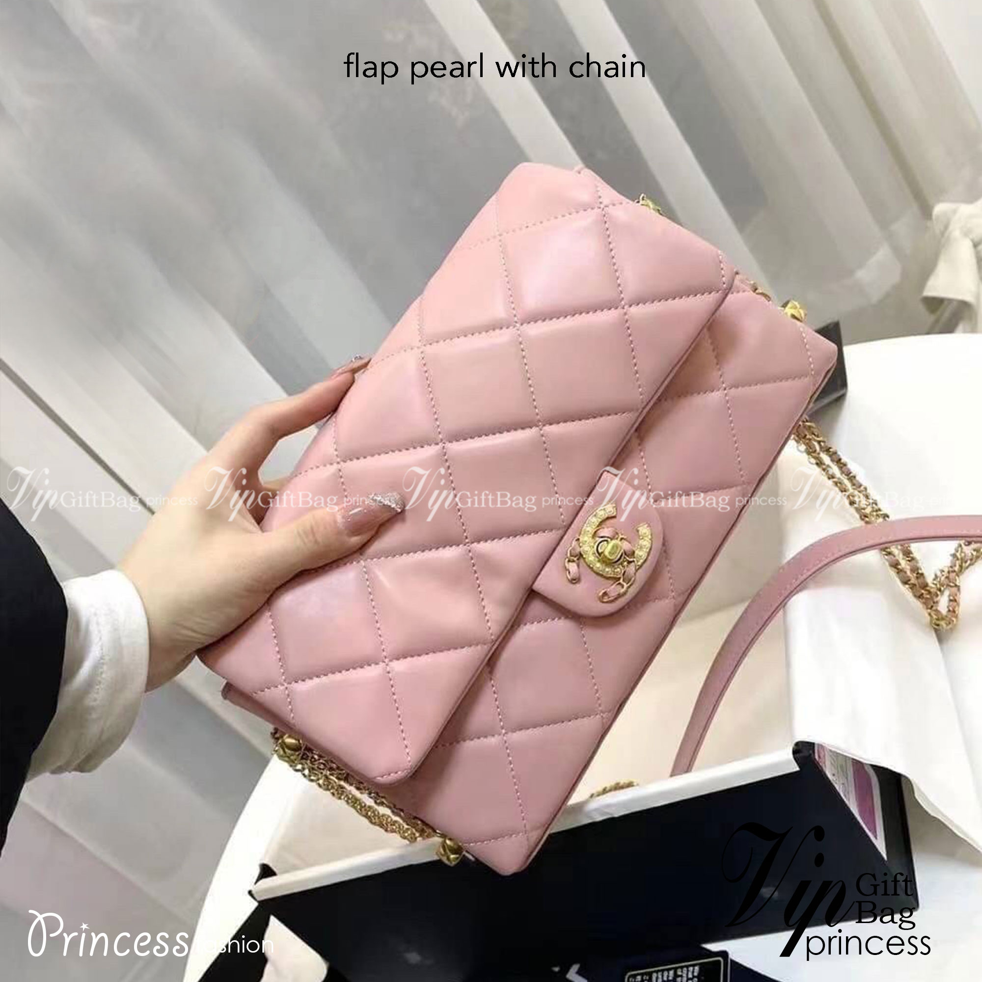 CHANEL flap pearl with chain พร้อมส่ง ที่สุดของความคลาสสิค อะไหล่ทองหรูหรา ด้านหน้าประดับโลโก้ฝังมุก หนังอย่างดี น้องมีความนิ่มสัมผัสแล้วหลงรักแน่นอนค่ะ