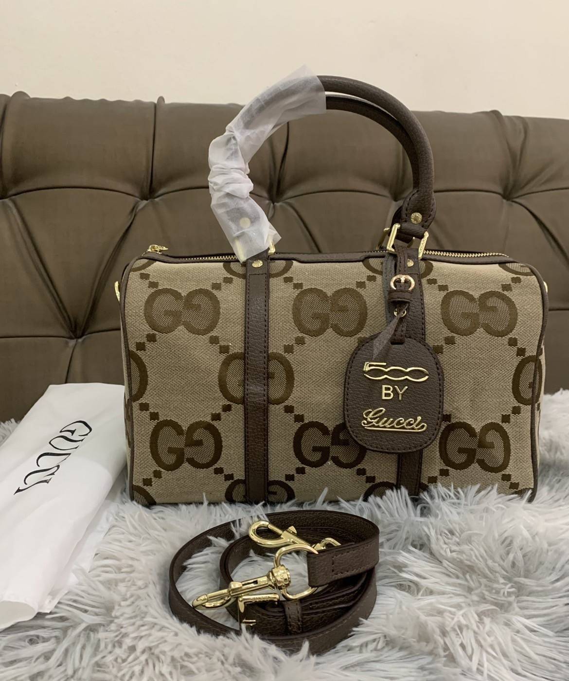 VIP 🥂 Gucci Vintage Web Boston Bag / Gucci Travel กระเป๋าทรงหมอนยอดนิยม สำหรับสาวๆ ผู้รักการพกพาของเยอะๆ ไปไหนมาไหนตลอดเวลา เหมาะใช้ทั้งในชีวิตประจำวันหรือใช้เป็นกระเป๋าเดินทางก็ได้ โดดเด่นด้วยลวดลายซิกเนเจอGucci วัสดุcalfskin อะไหล่ทอง ขนาดกำลังด