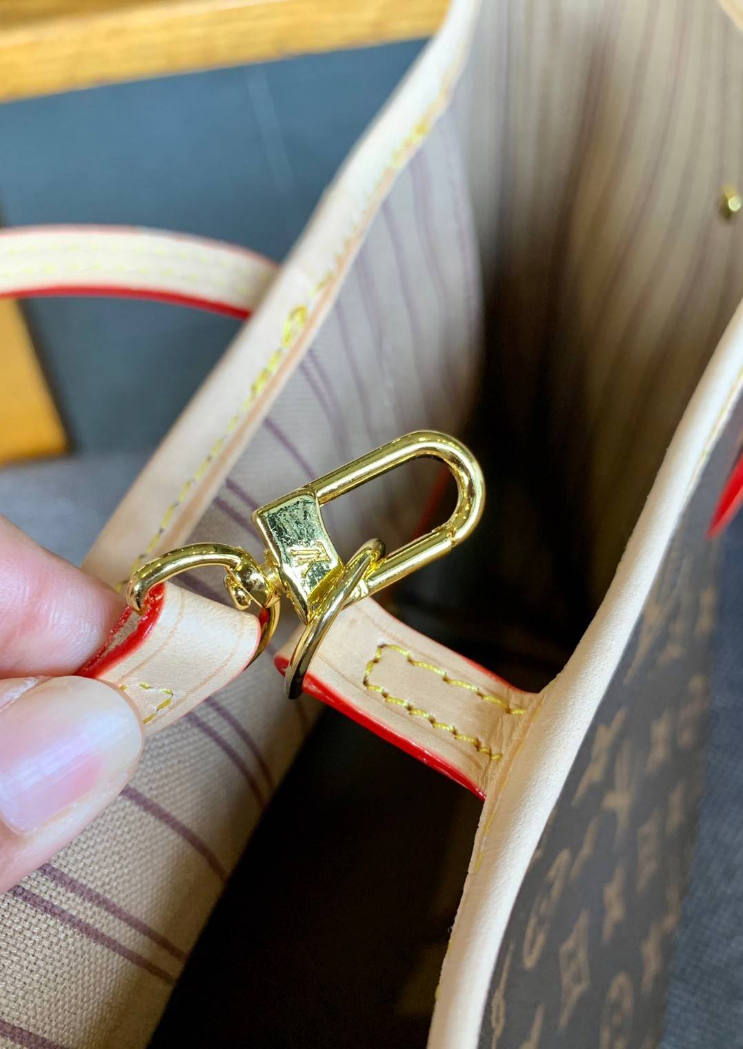 VIP 】LOUIS VUITTON NEVERFULL MM พร้อมส่ง มาพร้อมใบลูก สุดคุ้มค่าา❗️ กระเป๋าหิ้ว//คล้องไหล่ ใบใหญ่ ทรงสุดฮิตจาก LV premium gift เคาเตอร์ ตปท. หนังแท้ นิ่มลายLV ทั้งใบสวยงามค่ะ ปากกระเป๋ามีตัวคล้อง ภายในกระเป๋กว้างมากๆ สาวๆที่สัมภาระเยอะหายห่วงเลยค่ะ